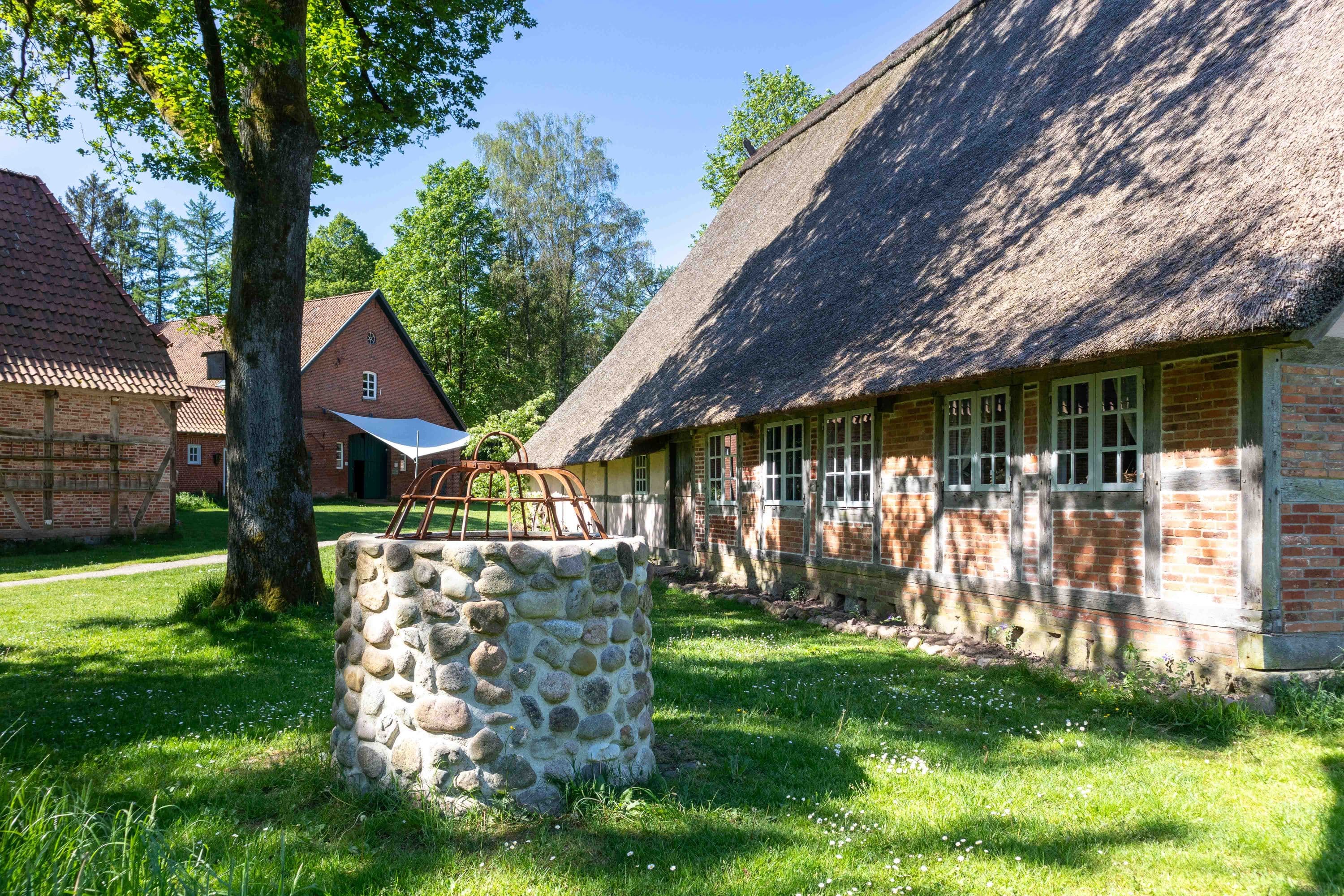 Brunnen bei Sniers Hus Museumsdorf Seppensen