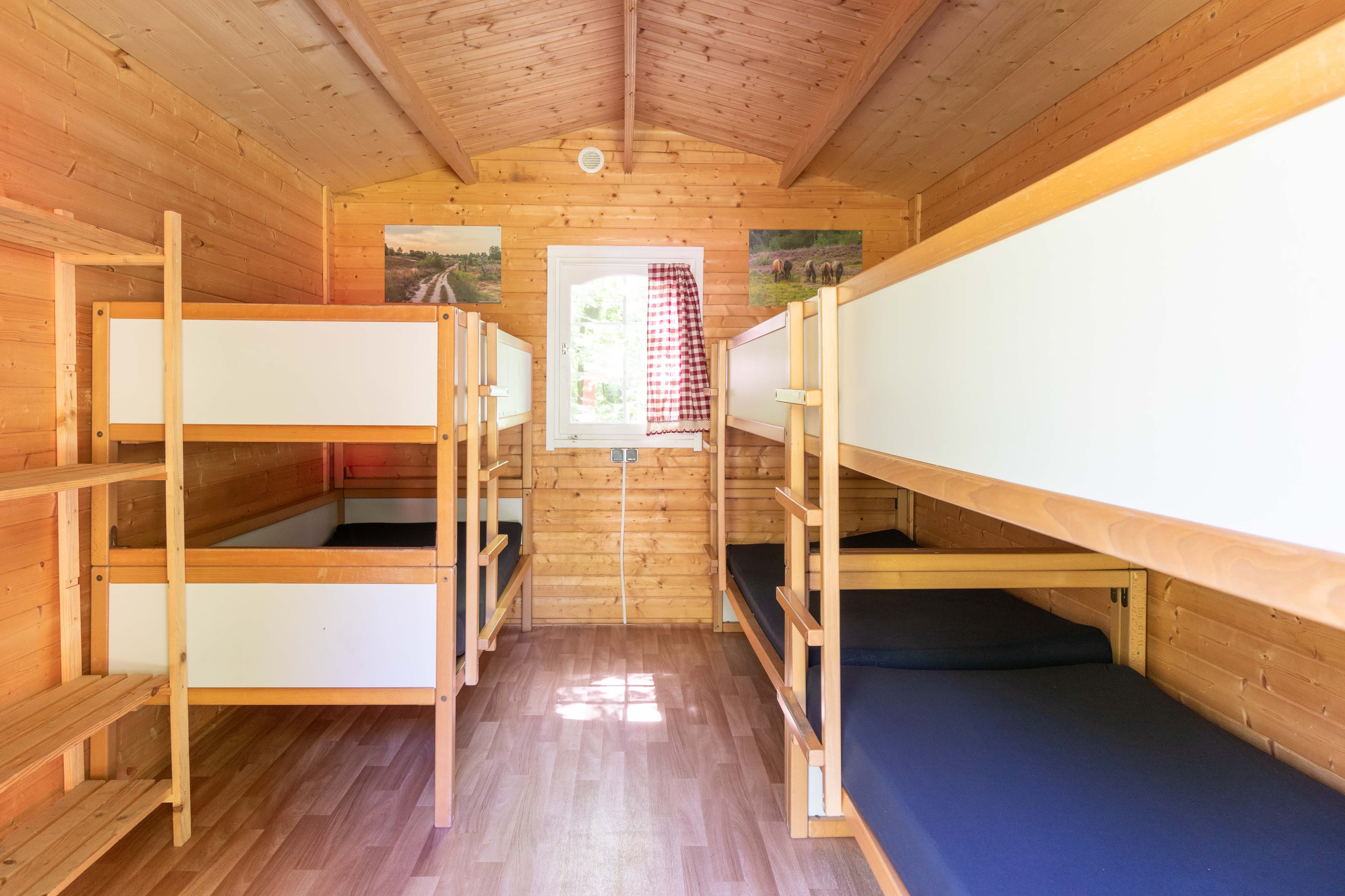 Hütte von Innen im Naturcamp Egestorf