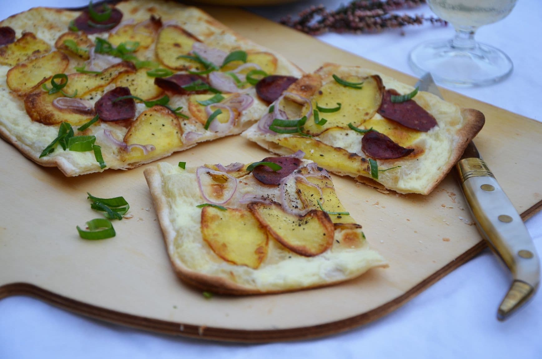 Flammkuchen mit Heidekartoffel sind ein regionales produkt der lüneburger heide