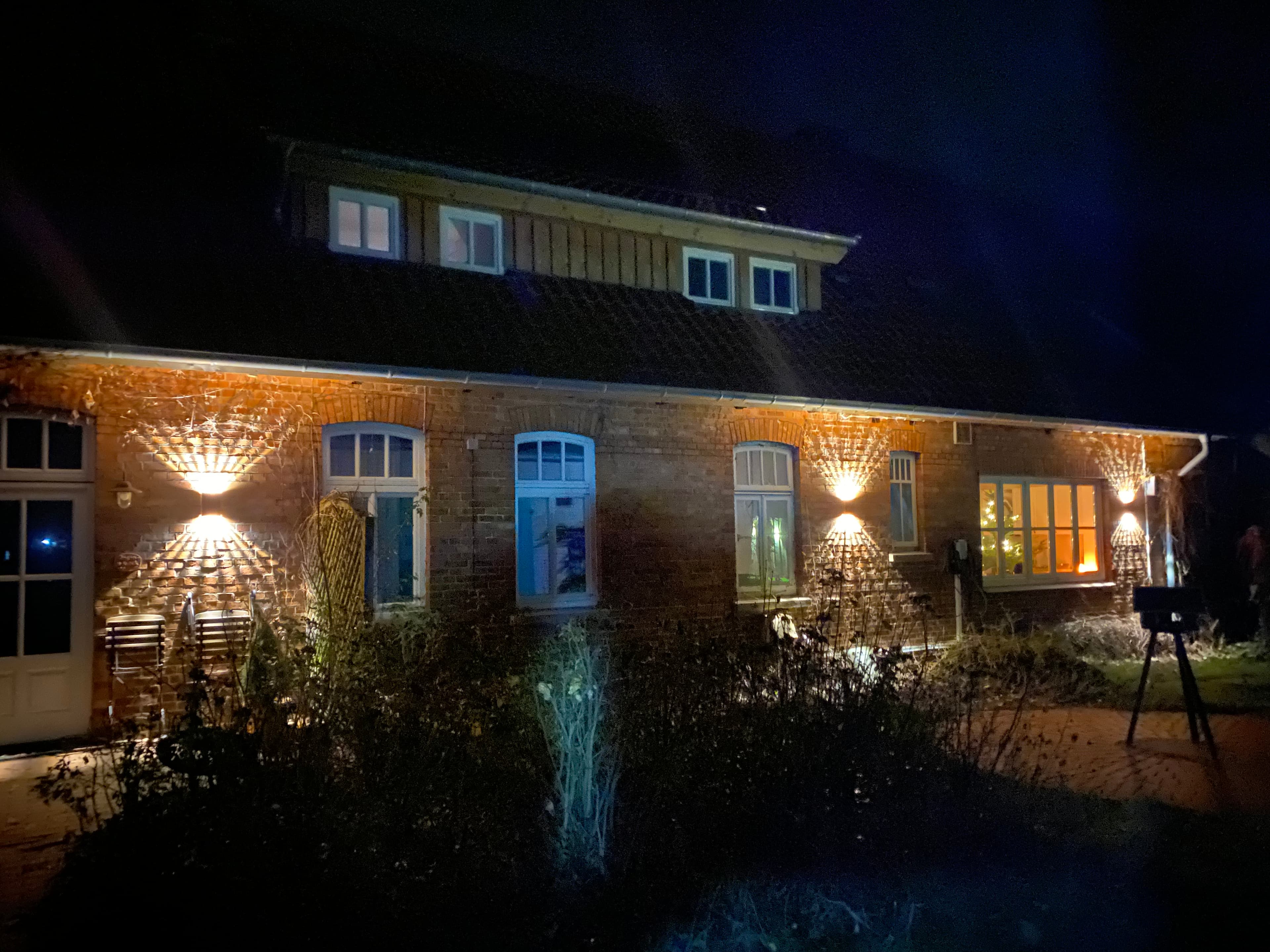 Neuland-Hof Spöring Walsrode Außenansicht Nacht