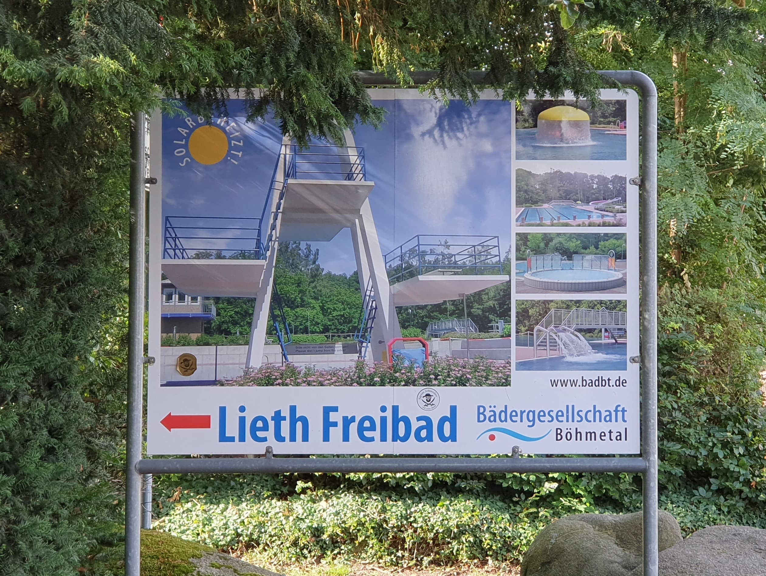 Hinweisschild zum Lieth-Freibad