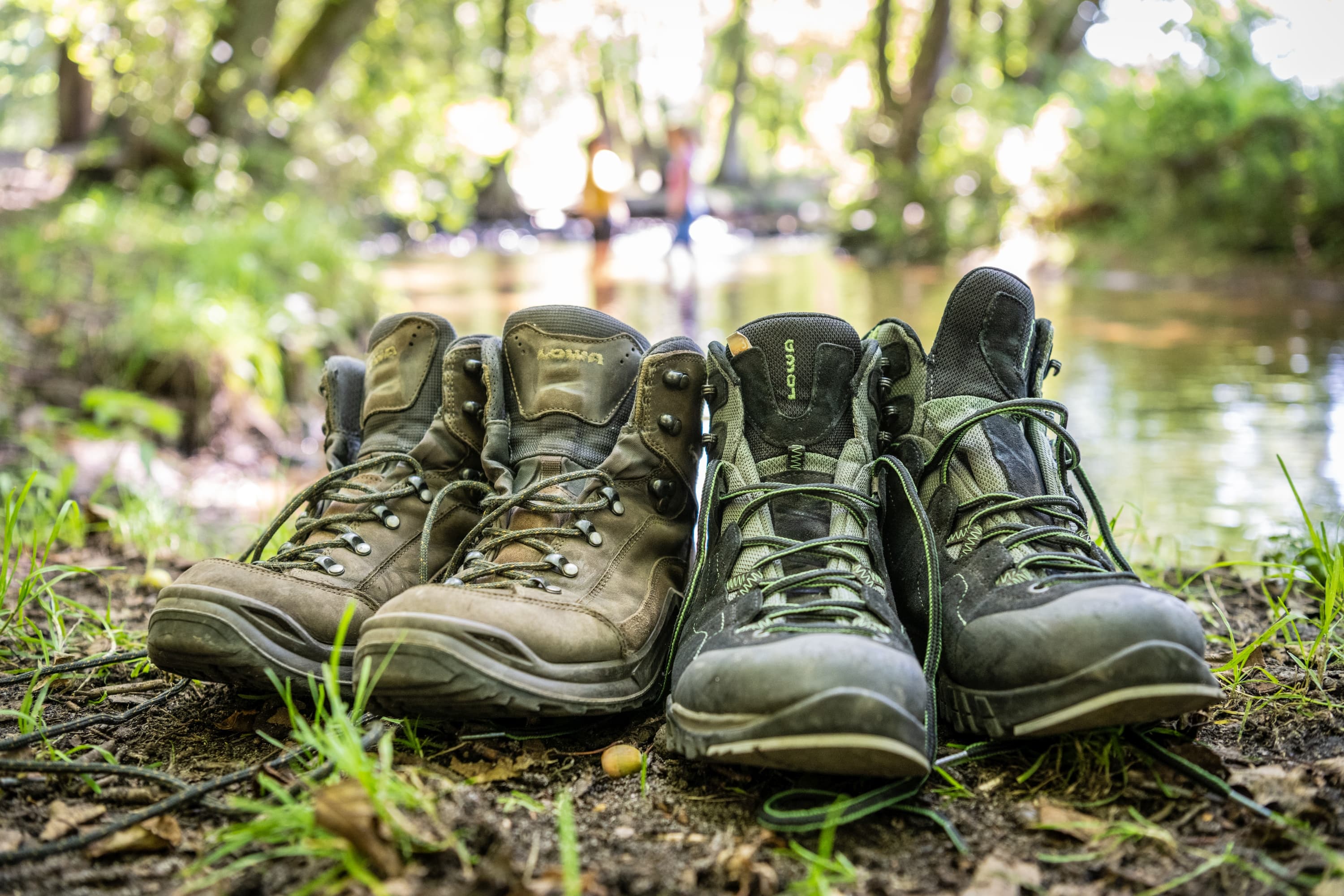Zwei Paar Wanderschuhe im Vordergrund, dahinter zwei Menschen ind er Schmalen Aue bei Hanstedt