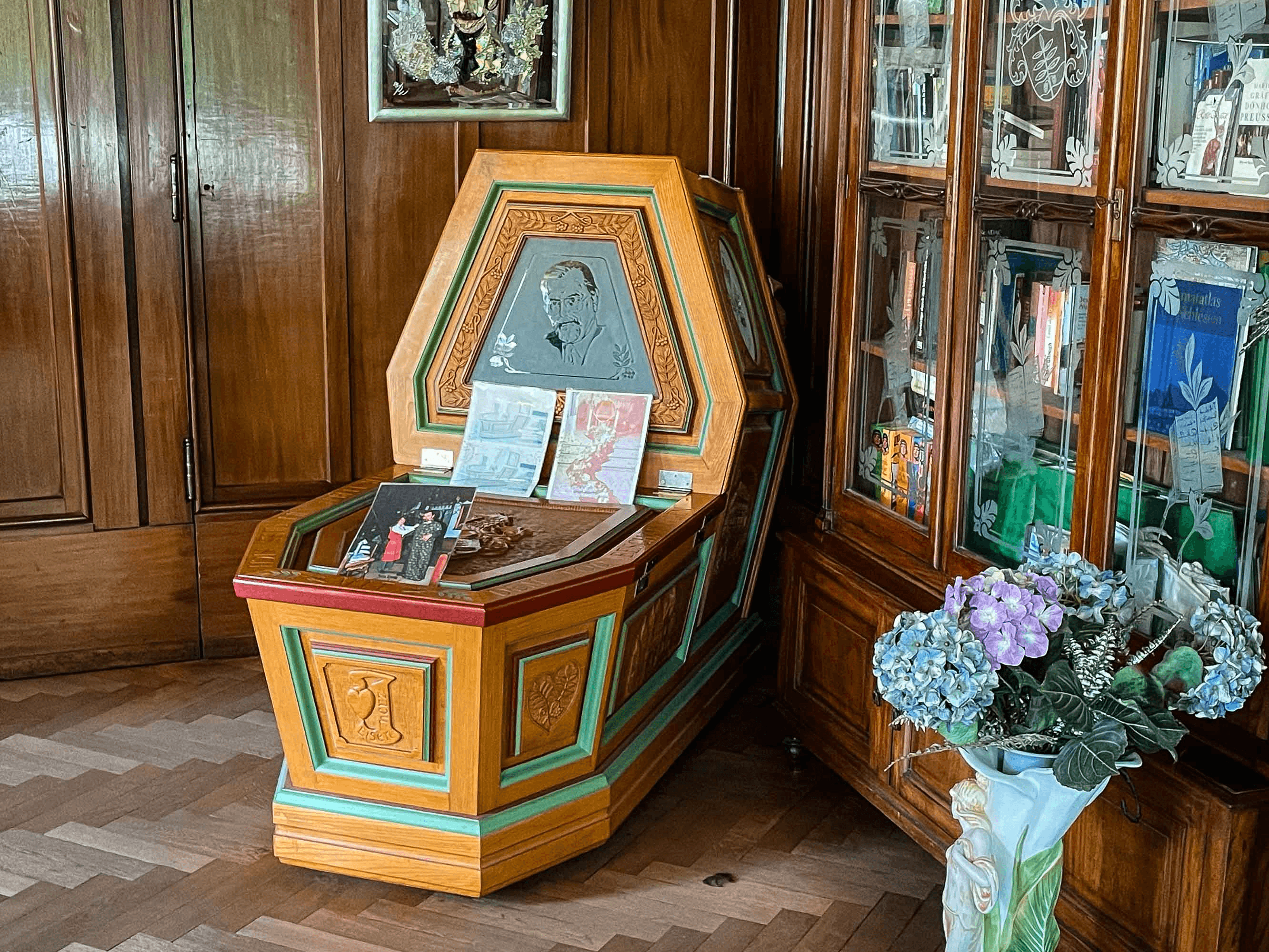 skurriler sitz sarg im herrenzimmer der iserhatsche bispingen