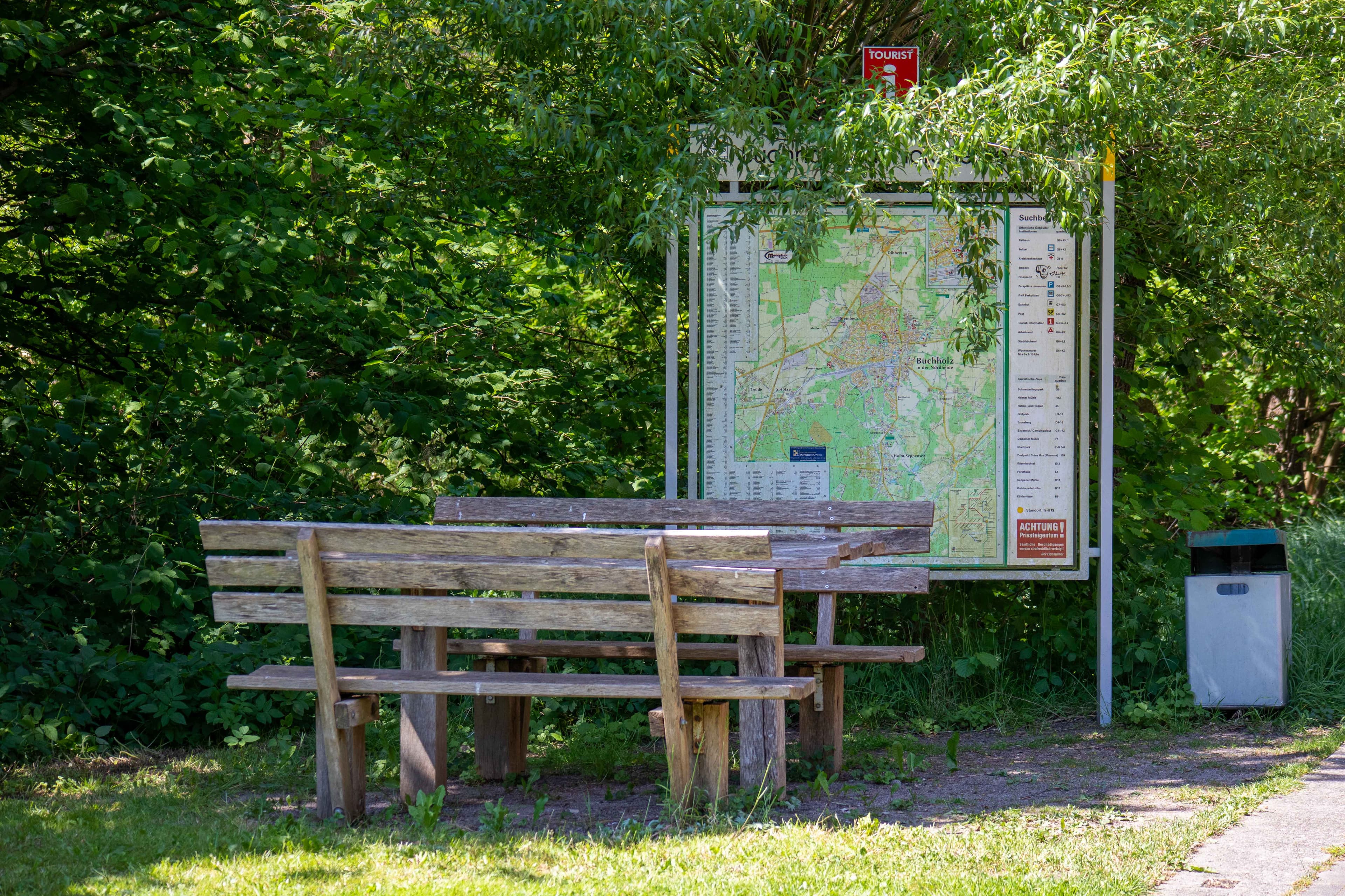 Infopoint und Sitzgelegenheit an der Holmer Mühle