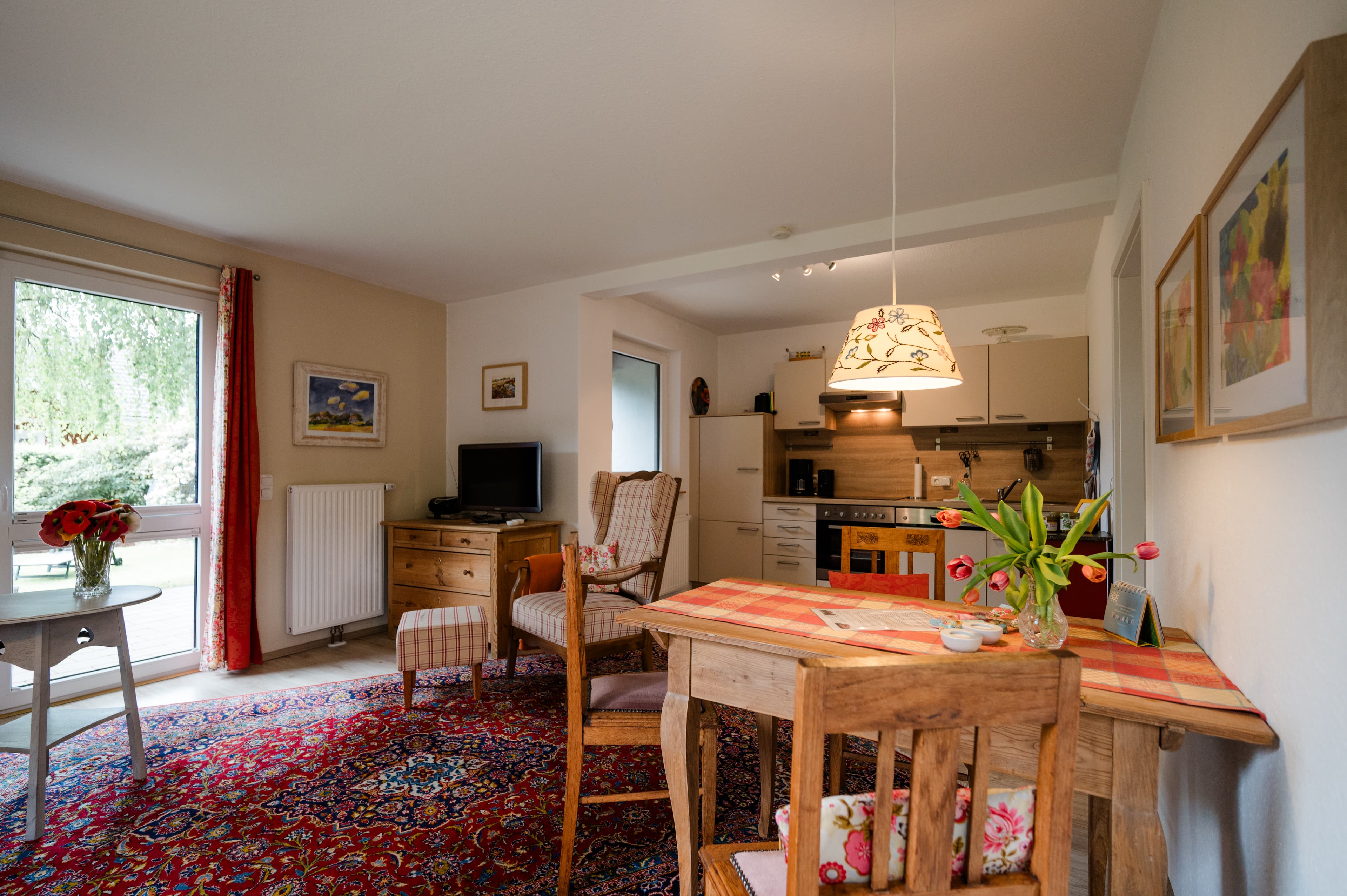 Essbereich mit angrenzender Küchenzeile im Ferienhaus Kühling in Hermannsburg