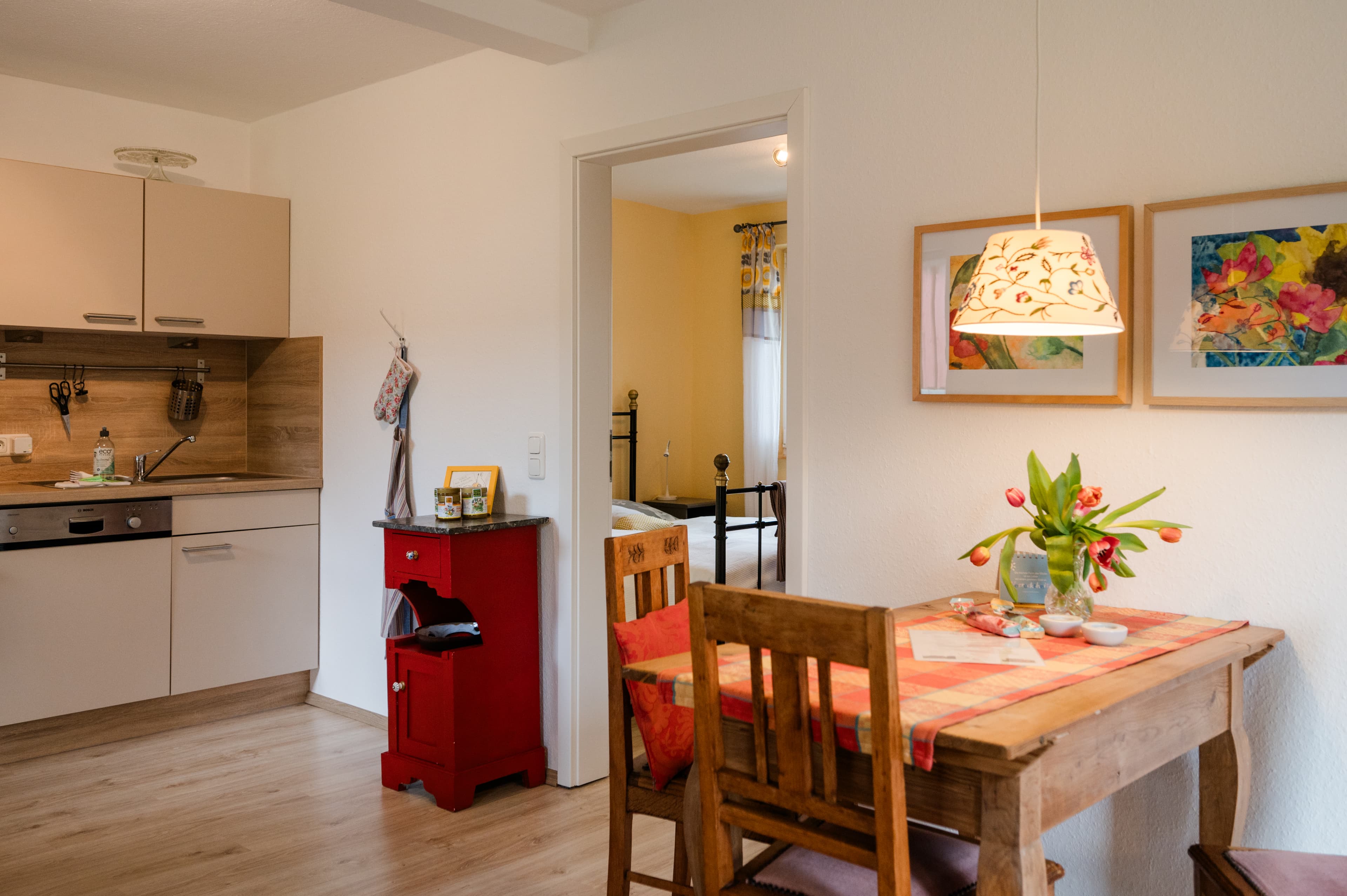 Essbereich mit Blick ins Schlafzimmer im Ferienhaus Kühling in Hermannsburg