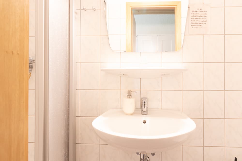 Duschbad im Einzelzimmer in der Pension Auetal bei Egestorf