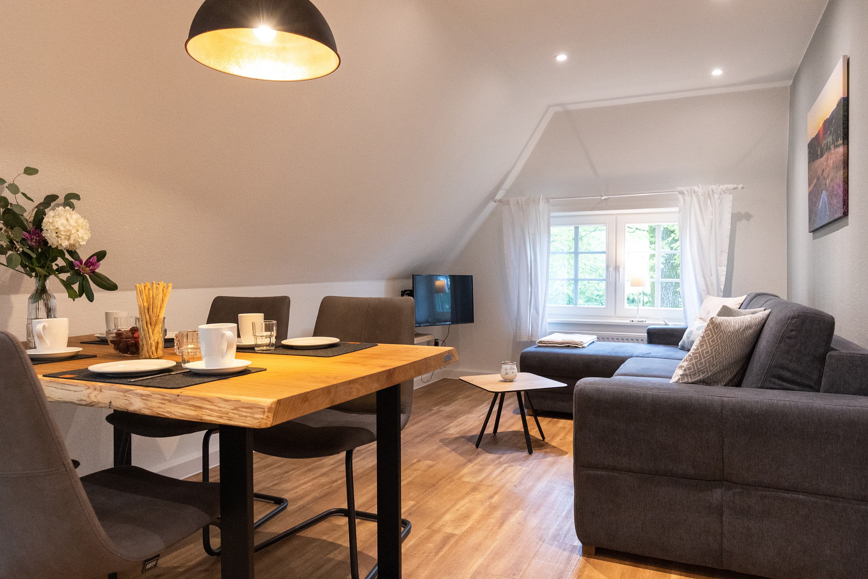 Wohn- und Essbereich in der Ferienwohnung Osterhoop auf dem Hof Bockelmann in Bispingen Lüneburger Heide