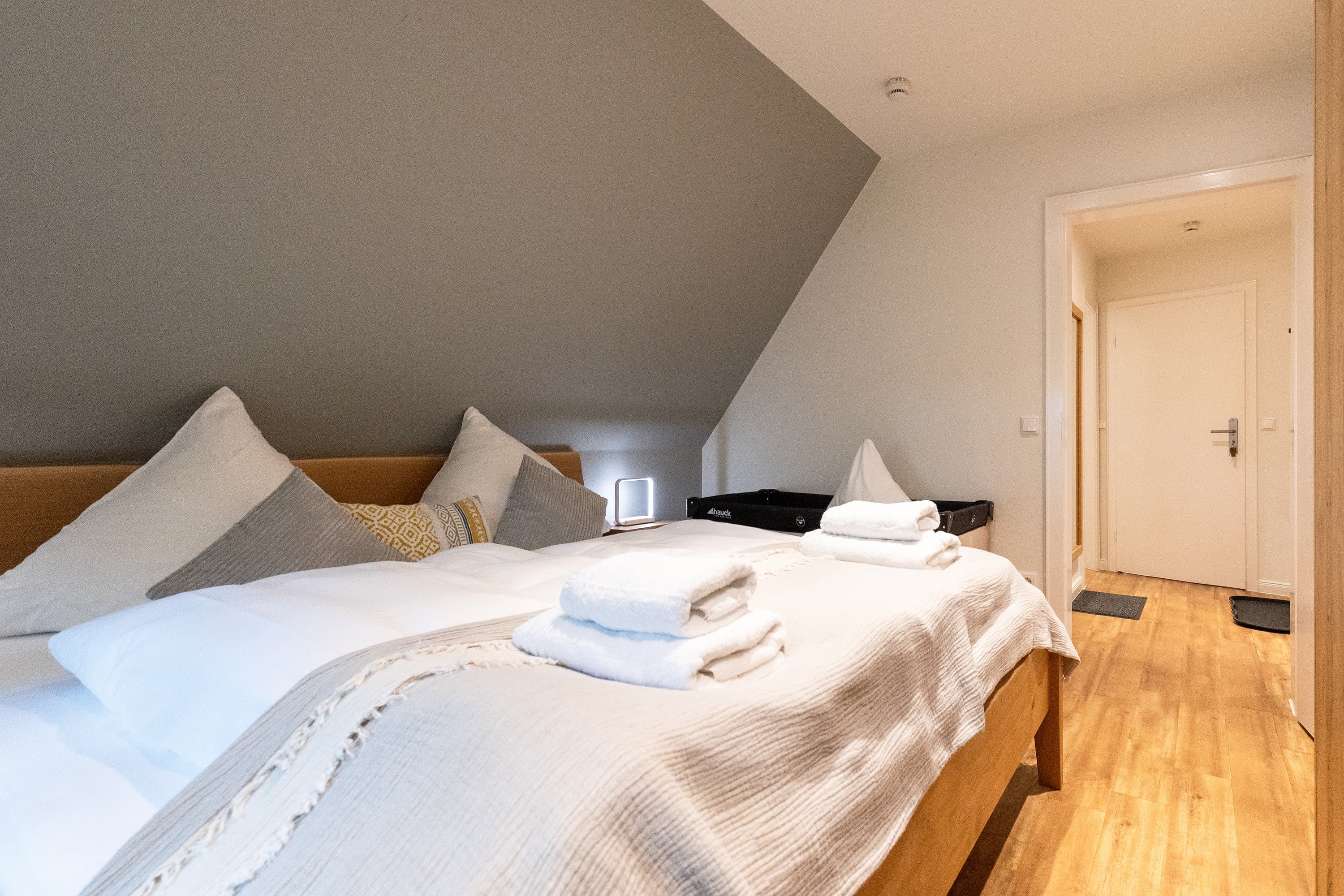 Doppelbett in der Ferienwohnung Osterhoop auf dem Hof Bockelmann in Bispingen Lüneburger Heide