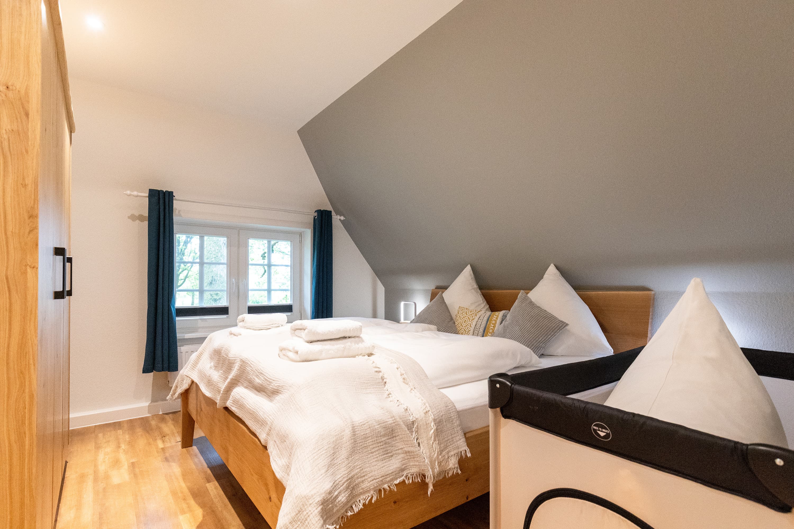 Schlafzimmer in der Ferienwohnung Osterhoop auf dem Hof Bockelmann in Bispingen Lüneburger Heide