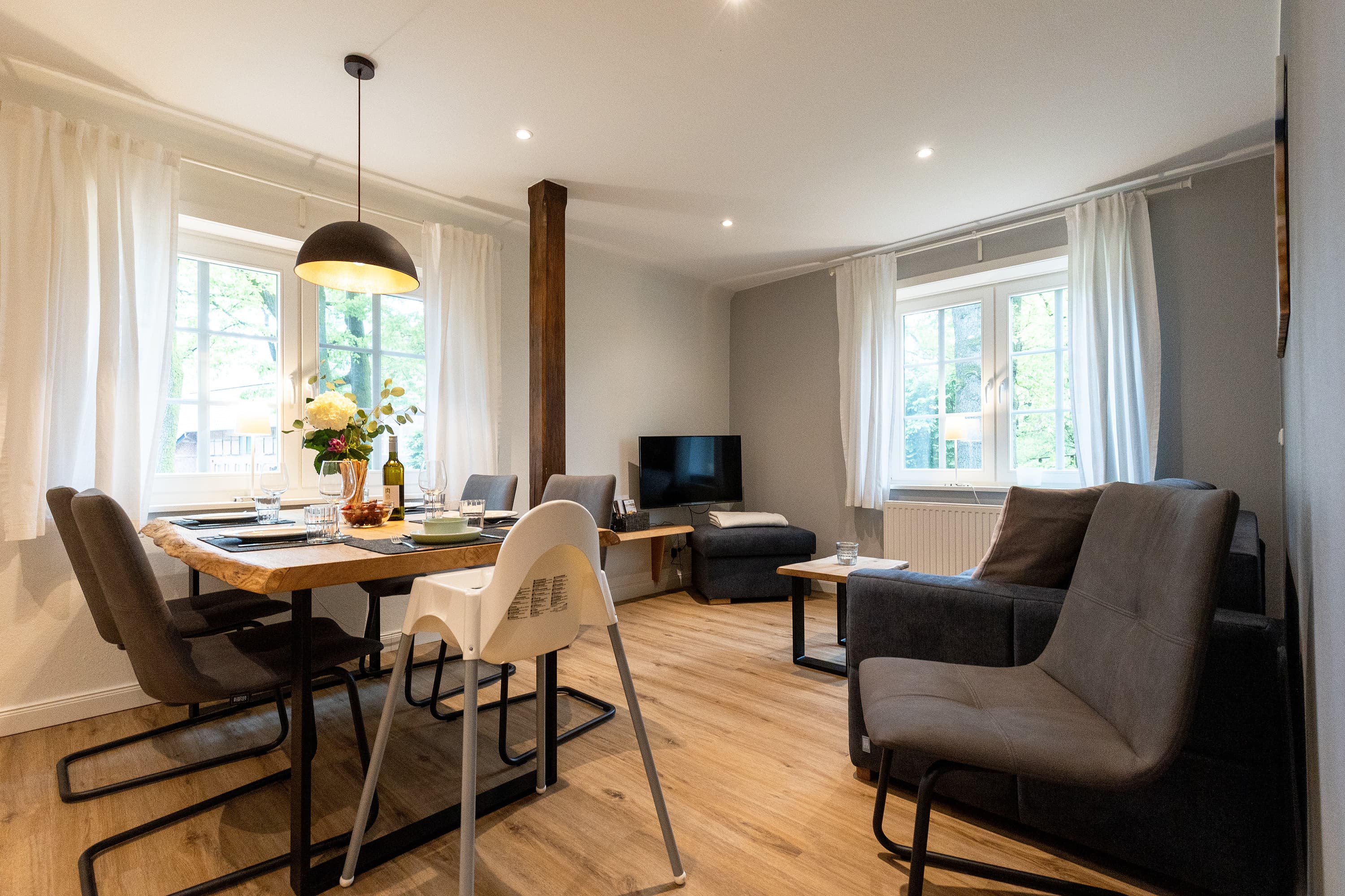 Wohn- und Essbereich in der Ferienwohnung Kirchbuchen auf dem Hof Bockelmann in Bispingen Lüneburger Heide