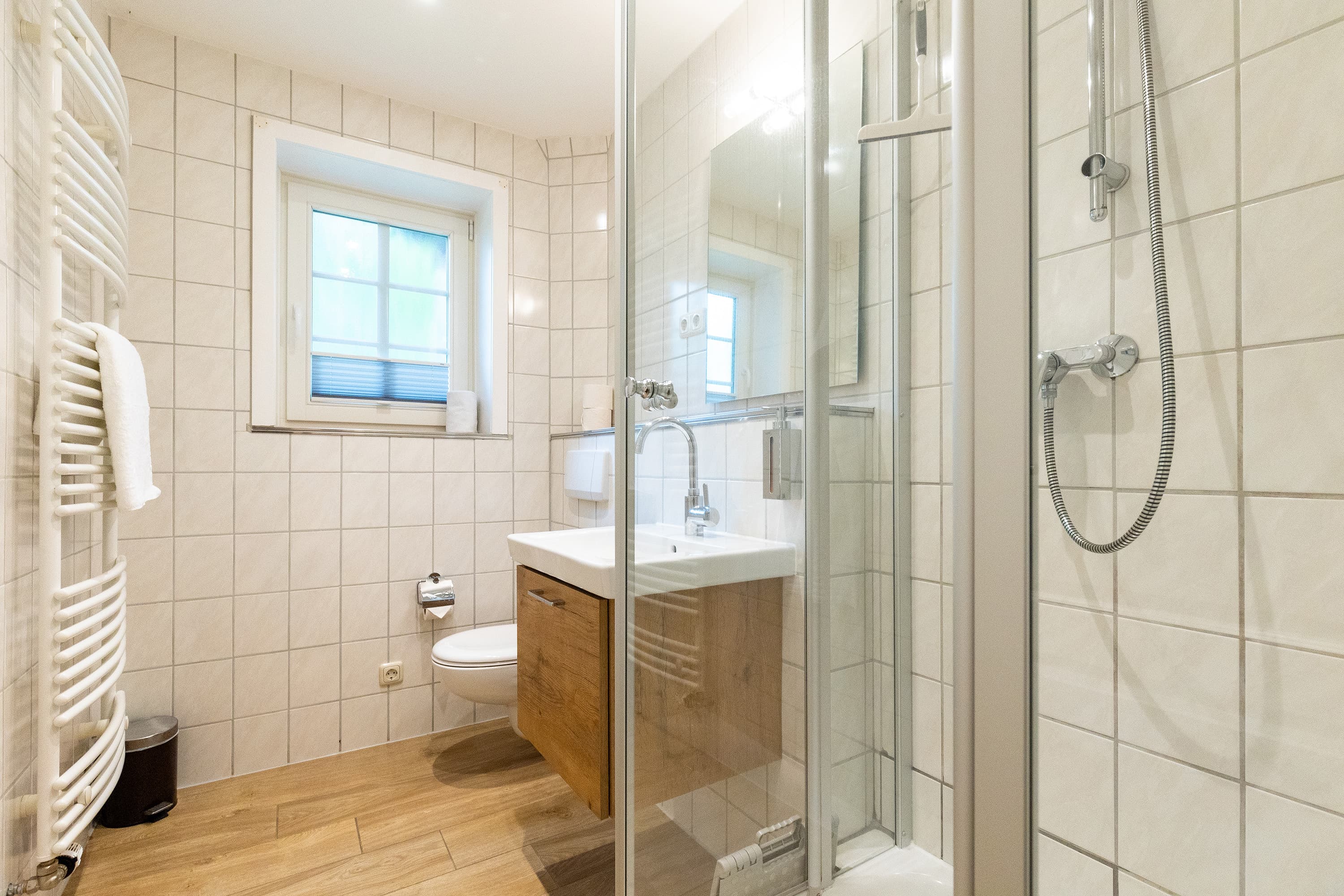 Badezimmer in der Ferienwohnung Kirchbuchen auf dem Hof Bockelmann in Bispingen Lüneburger Heide