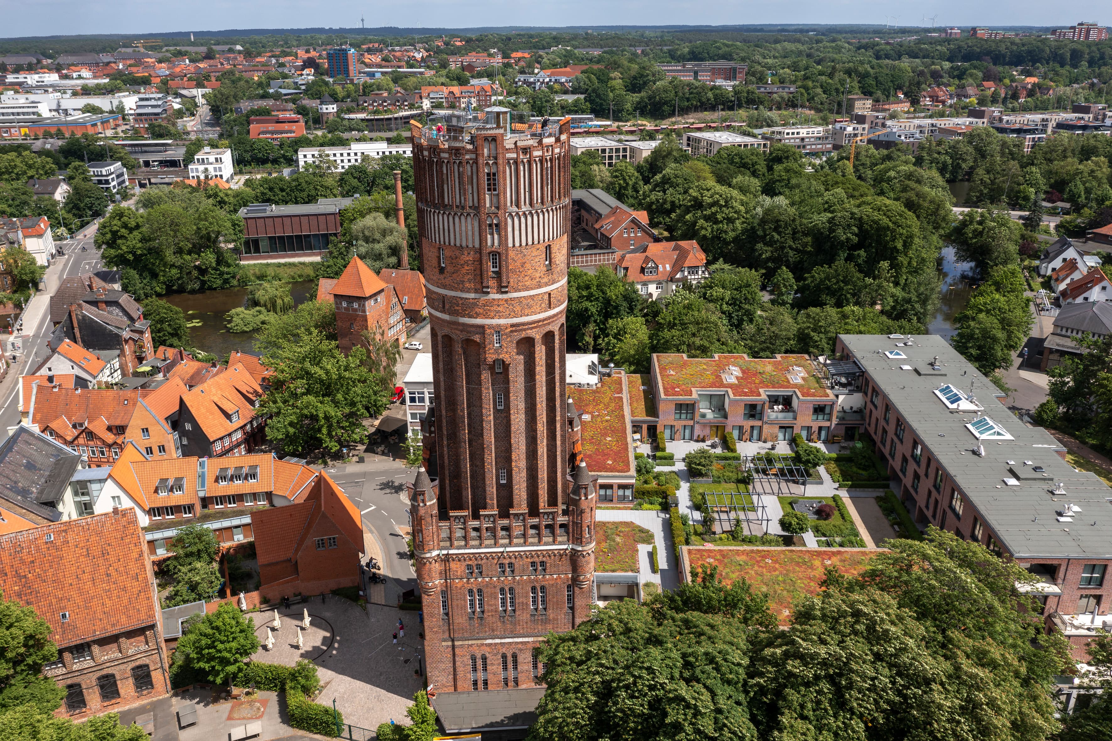 Blick von oben auf den Wasserturm lüneburgView of the lüneburg water tower from aboveUdsigt til vandtårnet i Lüneburg fra ovenBovenaanzicht van de watertoren van lüneburg