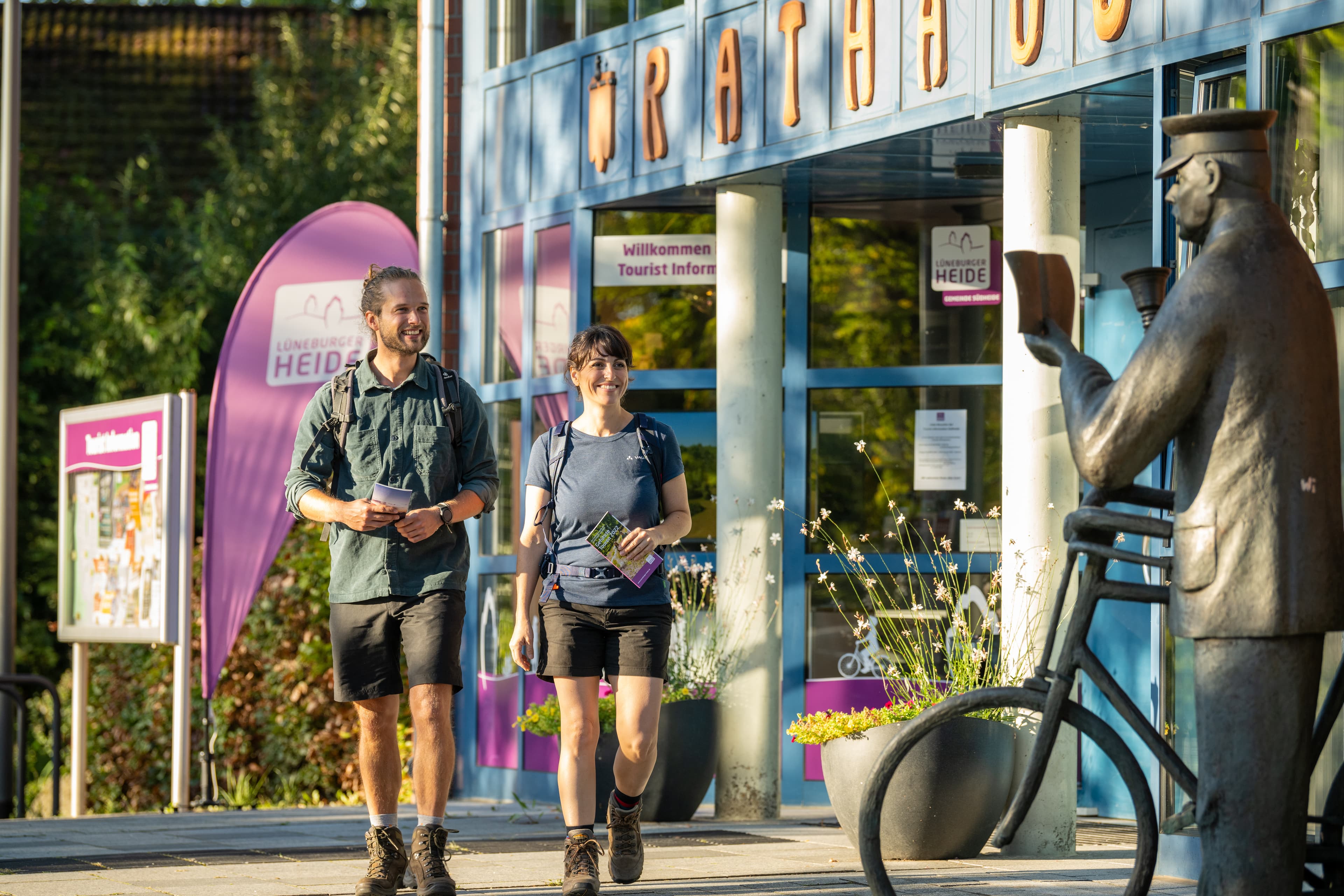 Wanderer an der Touristinformation in Hermannsburg