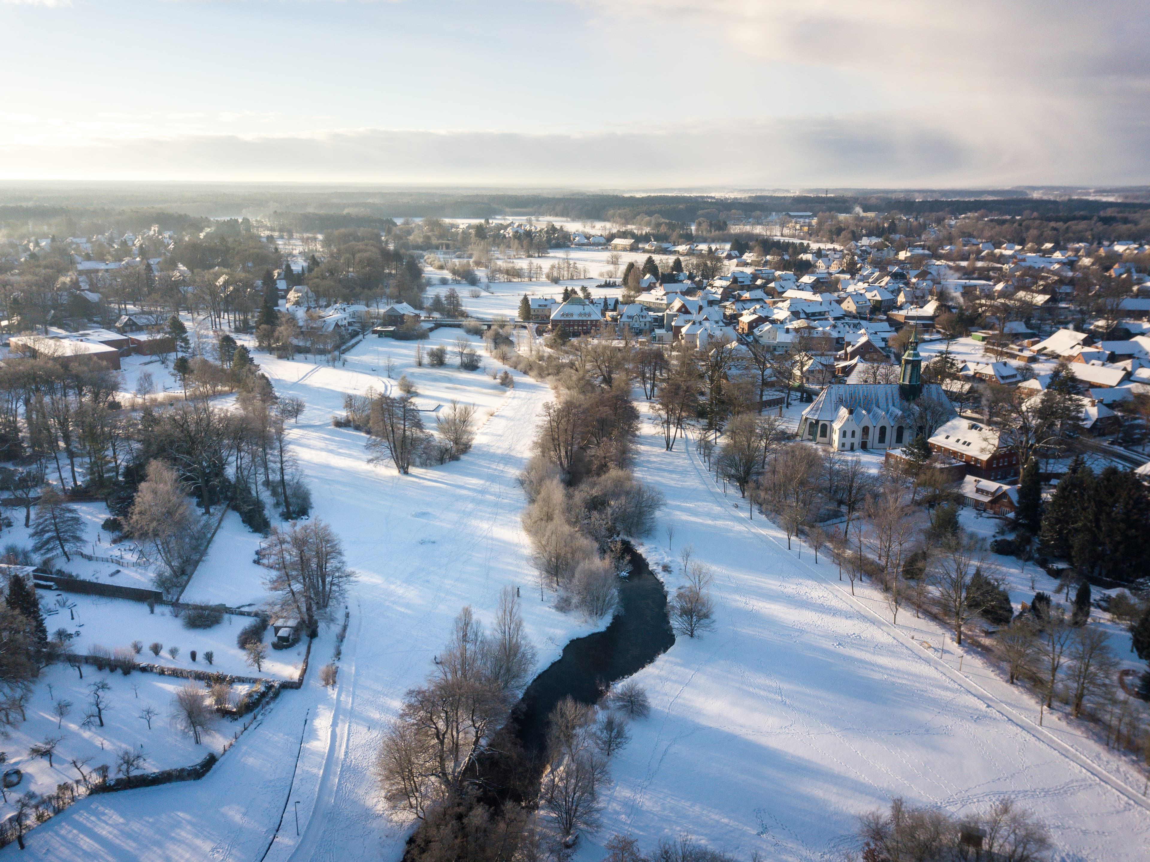 Luftaufnahme des Örtzeparks im Winter in Hermannsburg