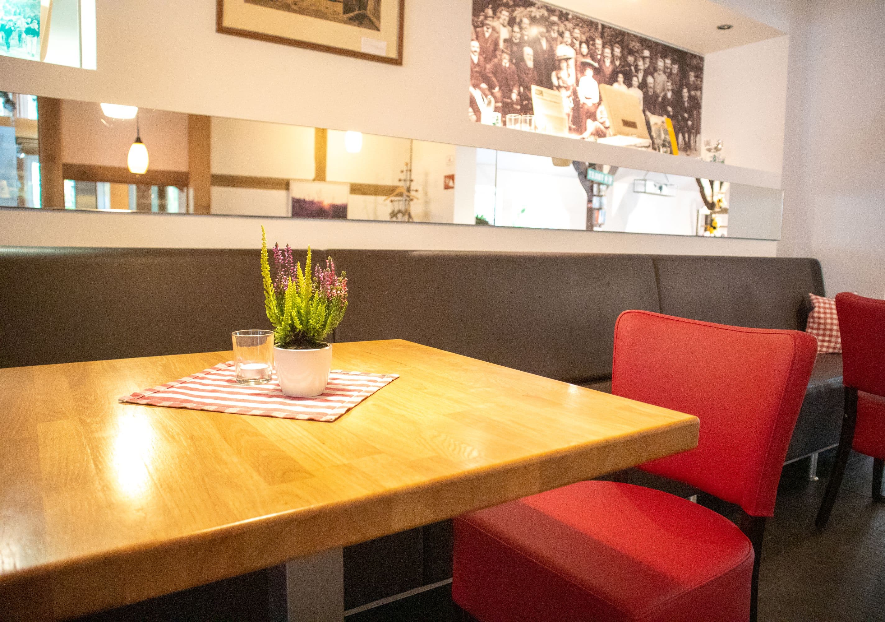 Tischdekoration im Café im Heide-ErlebnisZentrum Undeloh