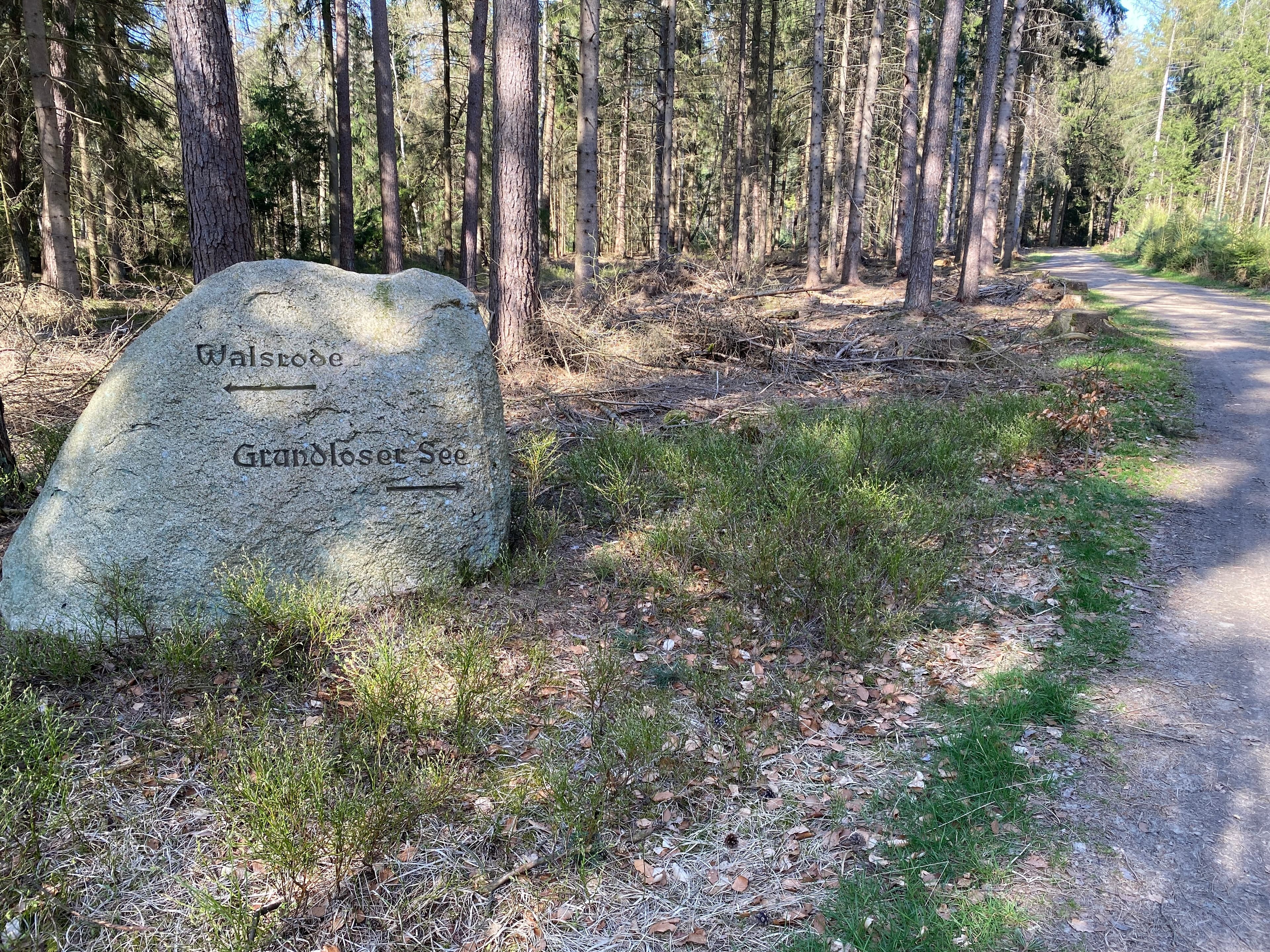 Stein-Wegweiser zum Grundlosen See Walsrode