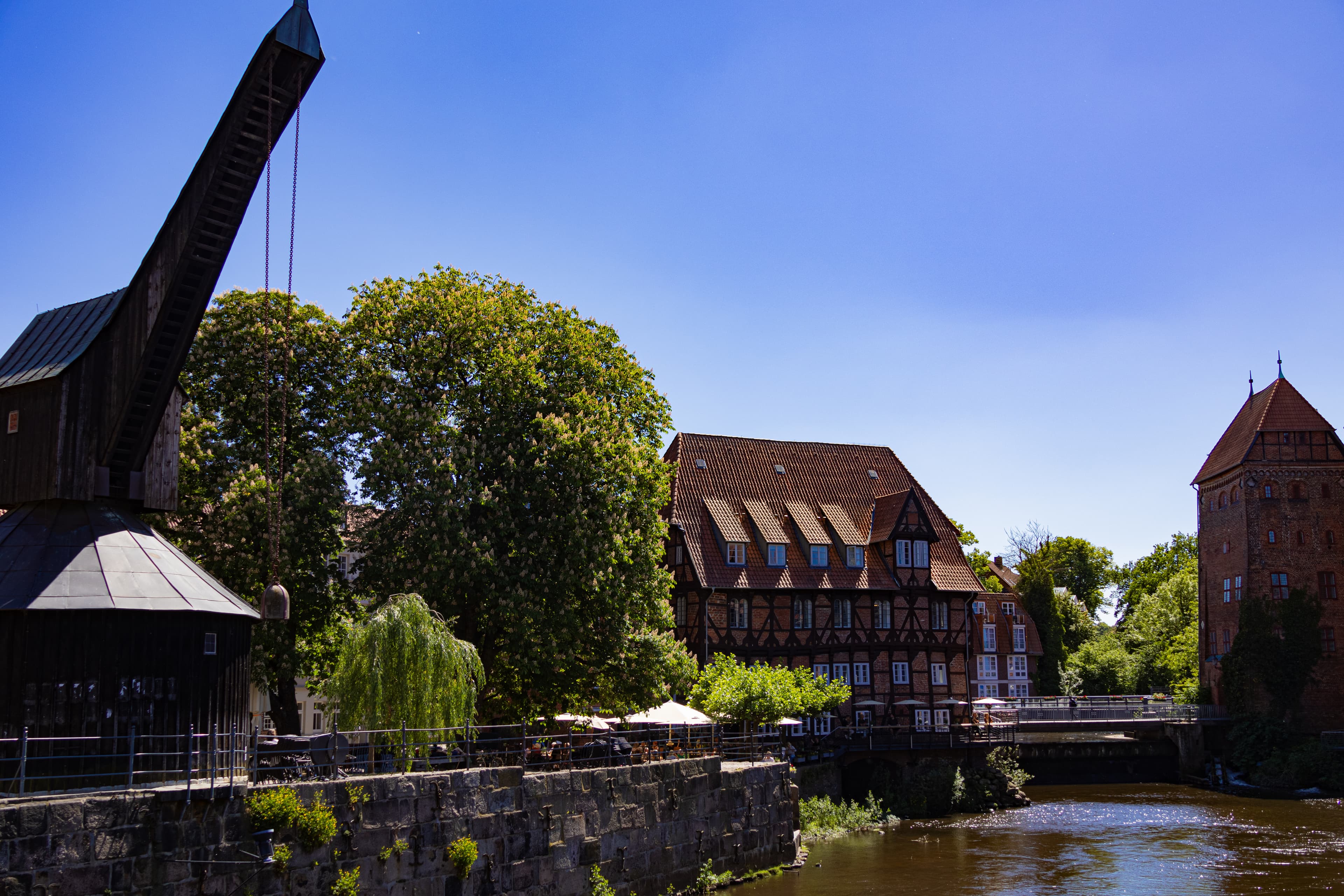Am Stint, dem alten Hafen in Lüneburg, gibt es einen sehenswerten KranAt Stint, the old harbor in Lüneburg, there is a crane worth seeingVed Stint, den gamle havn i Lüneburg, er der en kran, der er værd at se.In Stint, de oude haven in Lüneburg, staat een bezienswaardige kraan