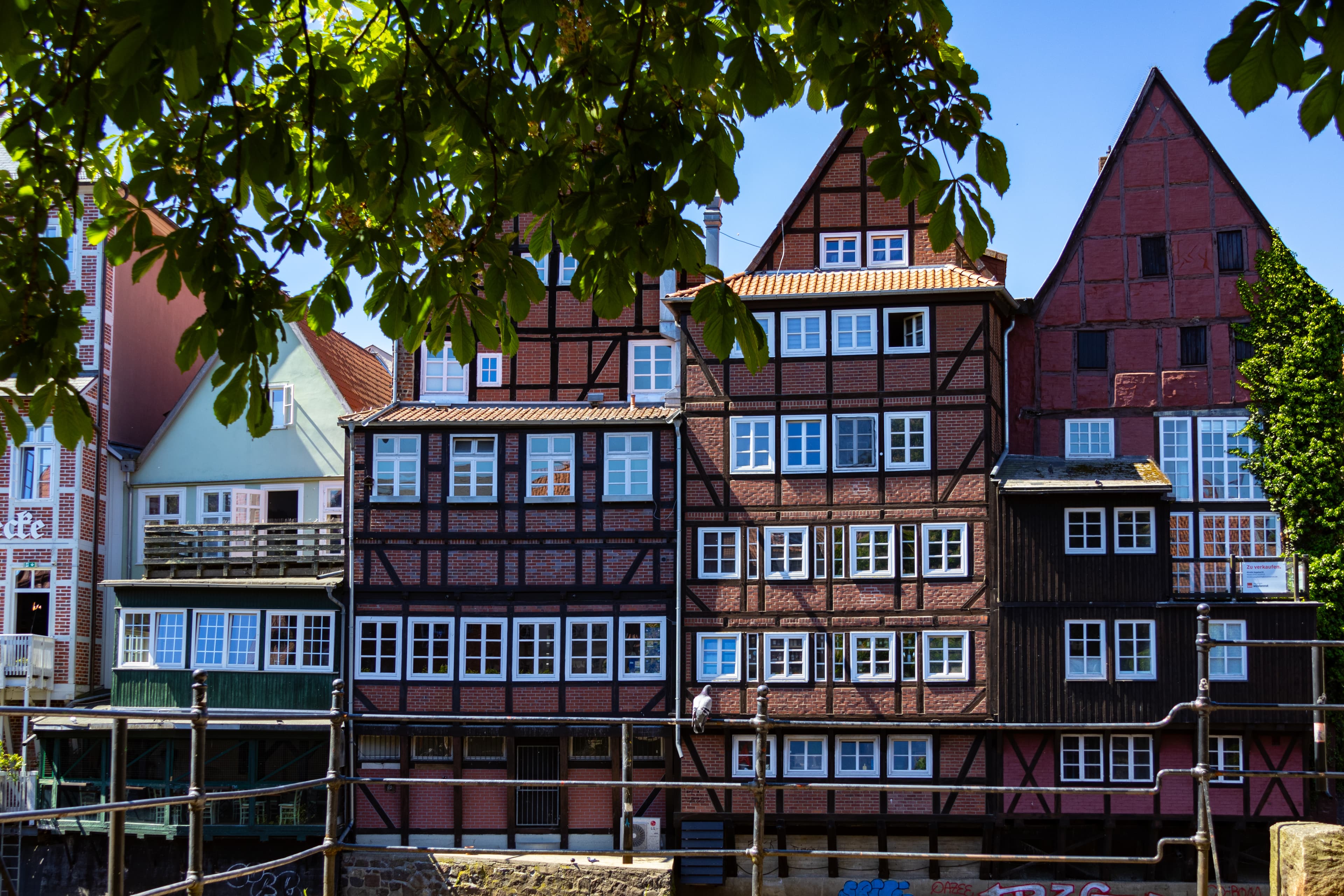 wunderschöne Fachwerkhäuser am Stint in Lüneburgs HafenBeautiful half-timbered houses on the Stint in Lüneburg's harborSmukke bindingsværkshuse på Stint i Lüneburgs havnPrachtige vakwerkhuizen aan de Stint in de haven van Lüneburg