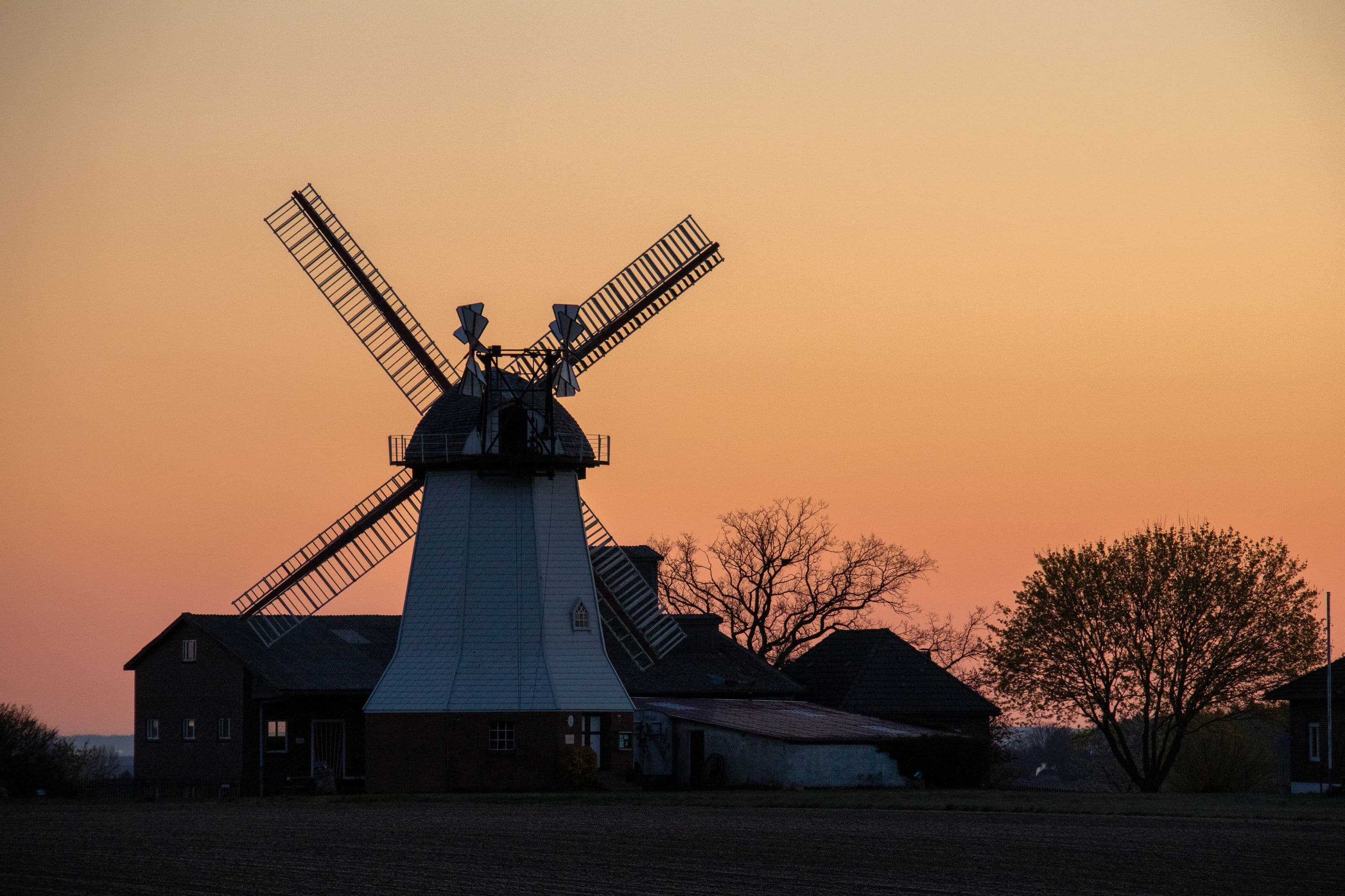 Supermond Sonnenaufgang an der Windmühle in Eyendorf