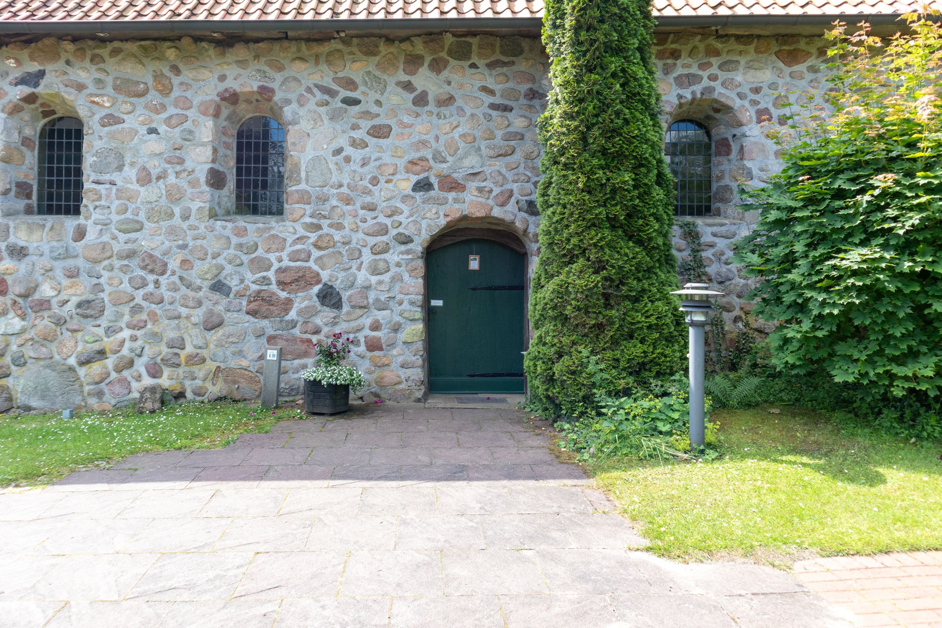 Eingang zur St. Magdalenen Kirche in Undeloh