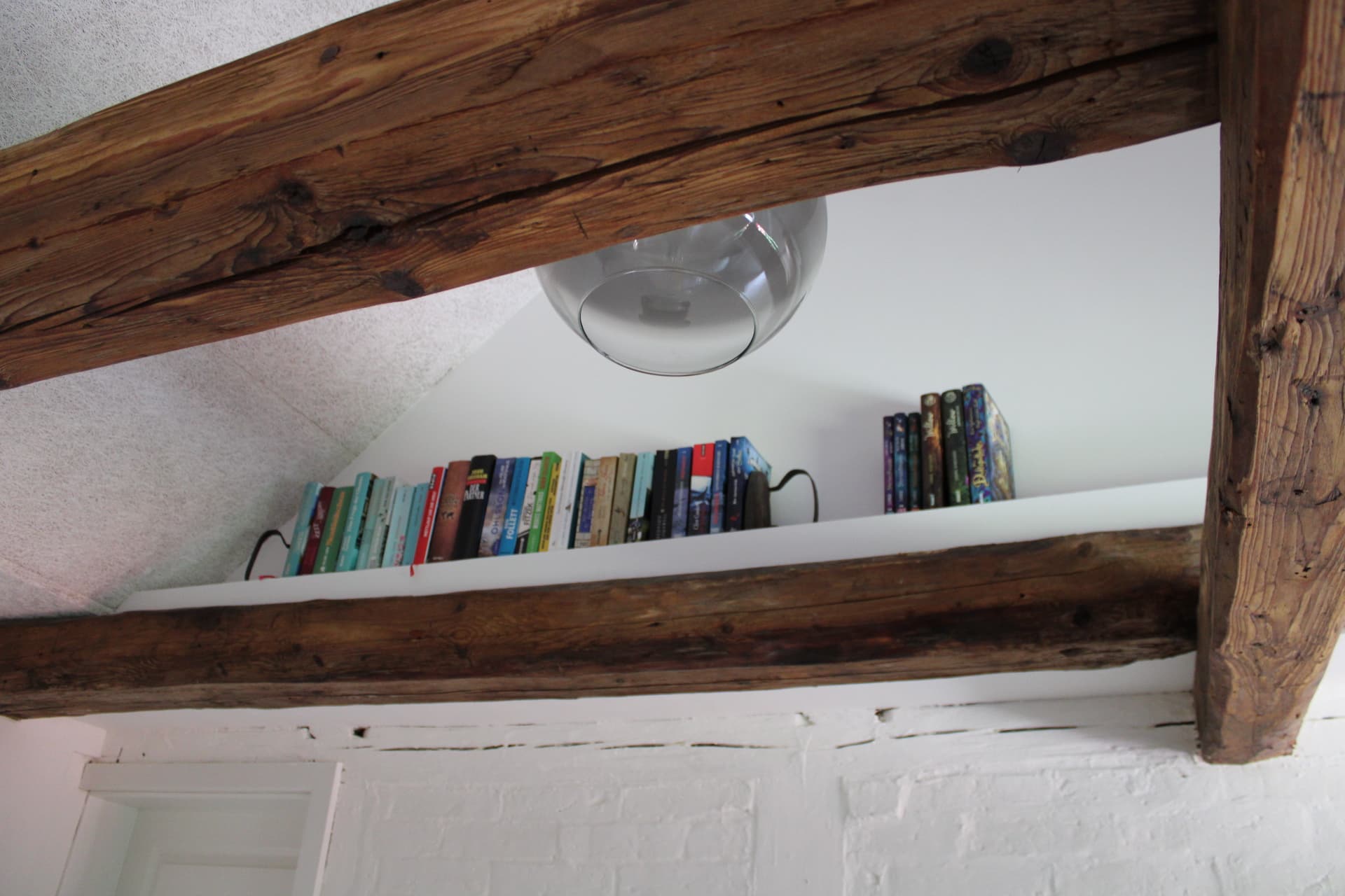 Büchergalerie im Schlafzimmer in der Ferienwohnung Meta`s Hof Lachendorf