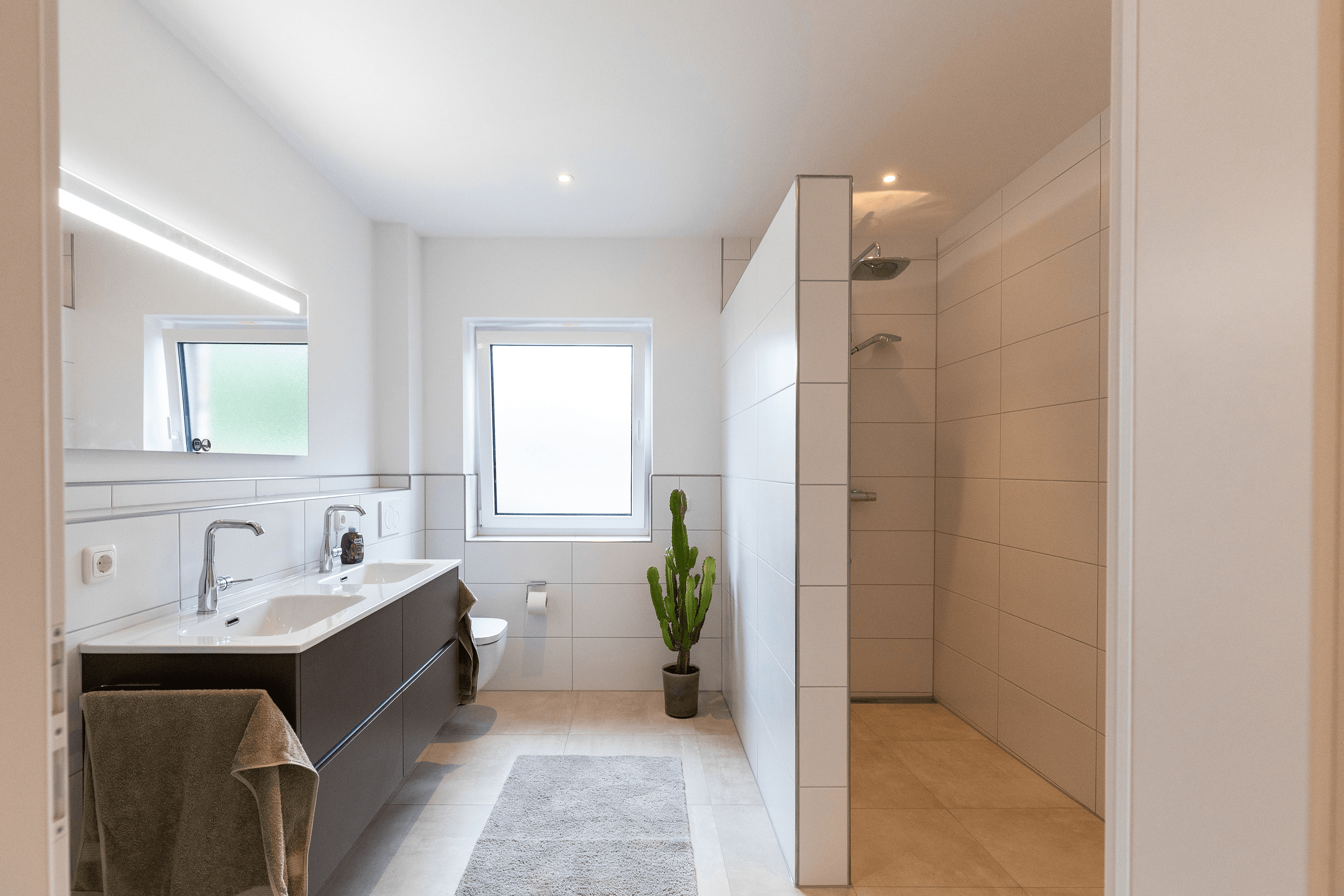 mehrere badezimmer im ferienhaus wiesenblume lüneburger heide für 6 personen