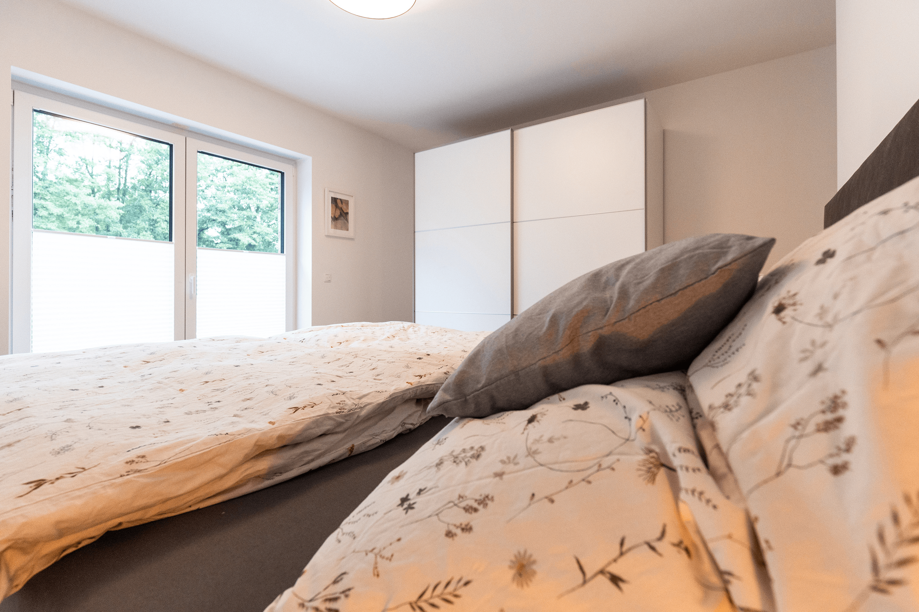 Großer kleiderschrank im ersten schlafzimmer des ferienhaus wiesenblume lüneburger heide