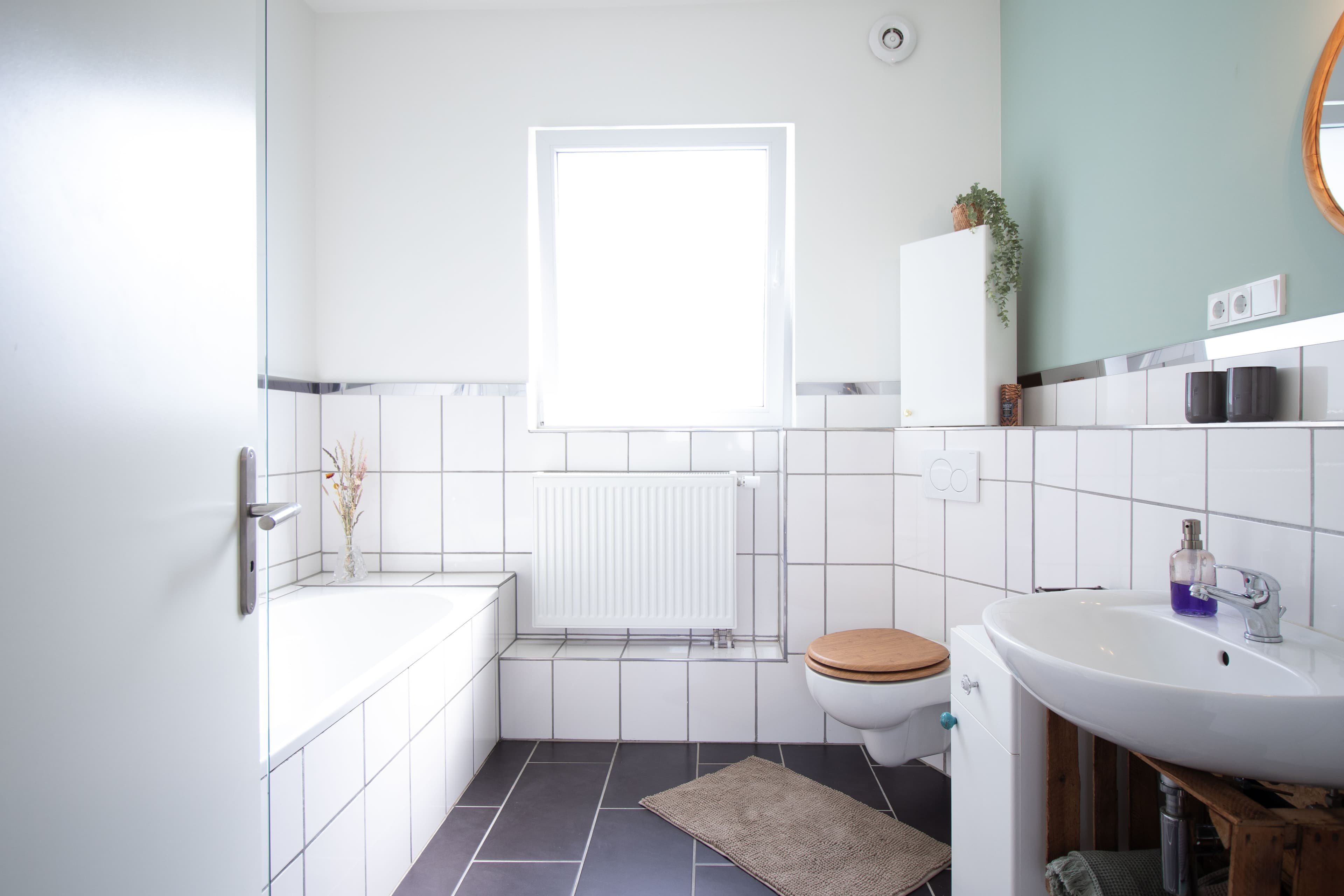 Bad mit Fenster in der Ferienwohnung Stellah in der Lüneburger Heide