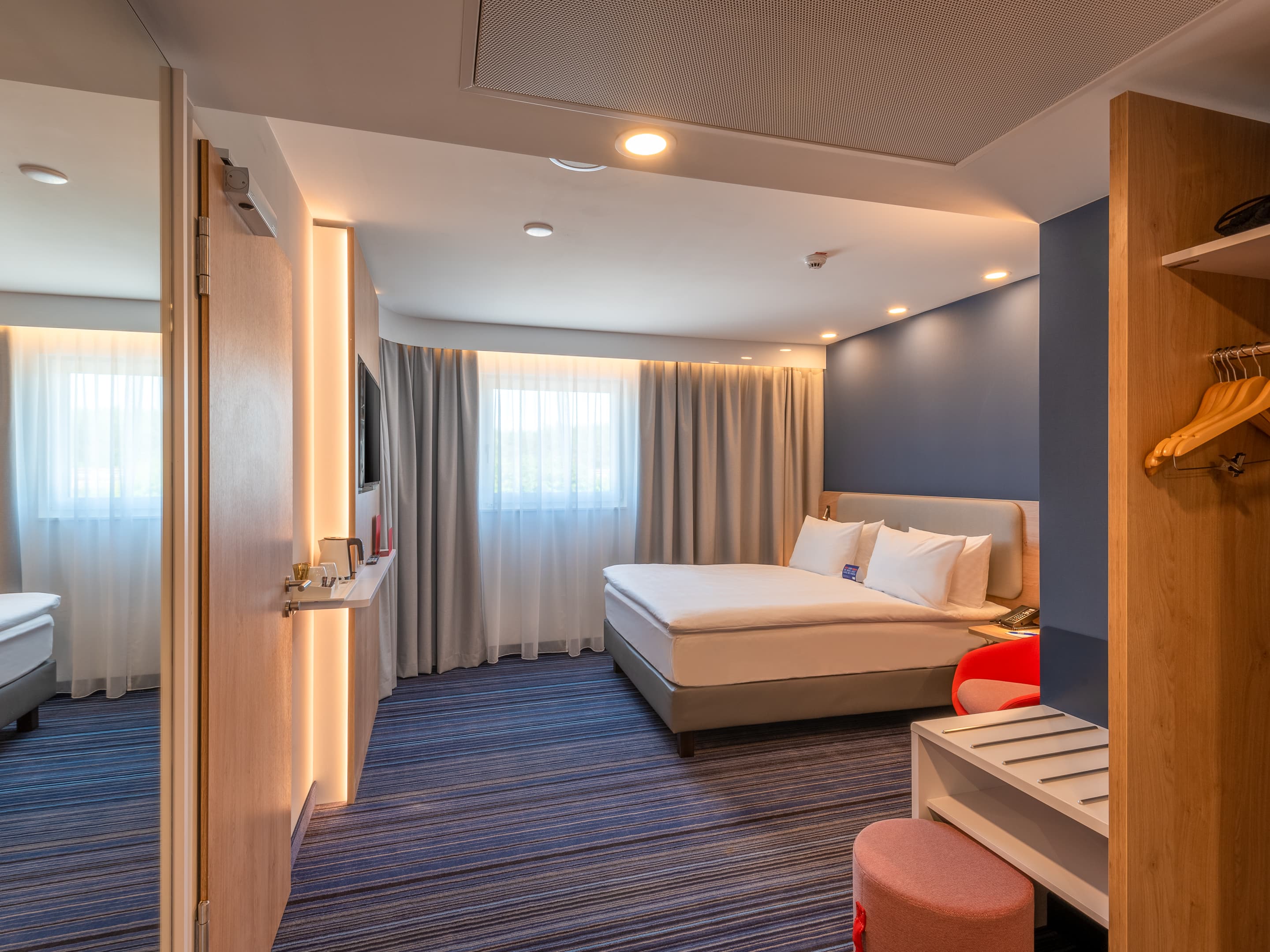 Bett, Fenster, Braun, Holz