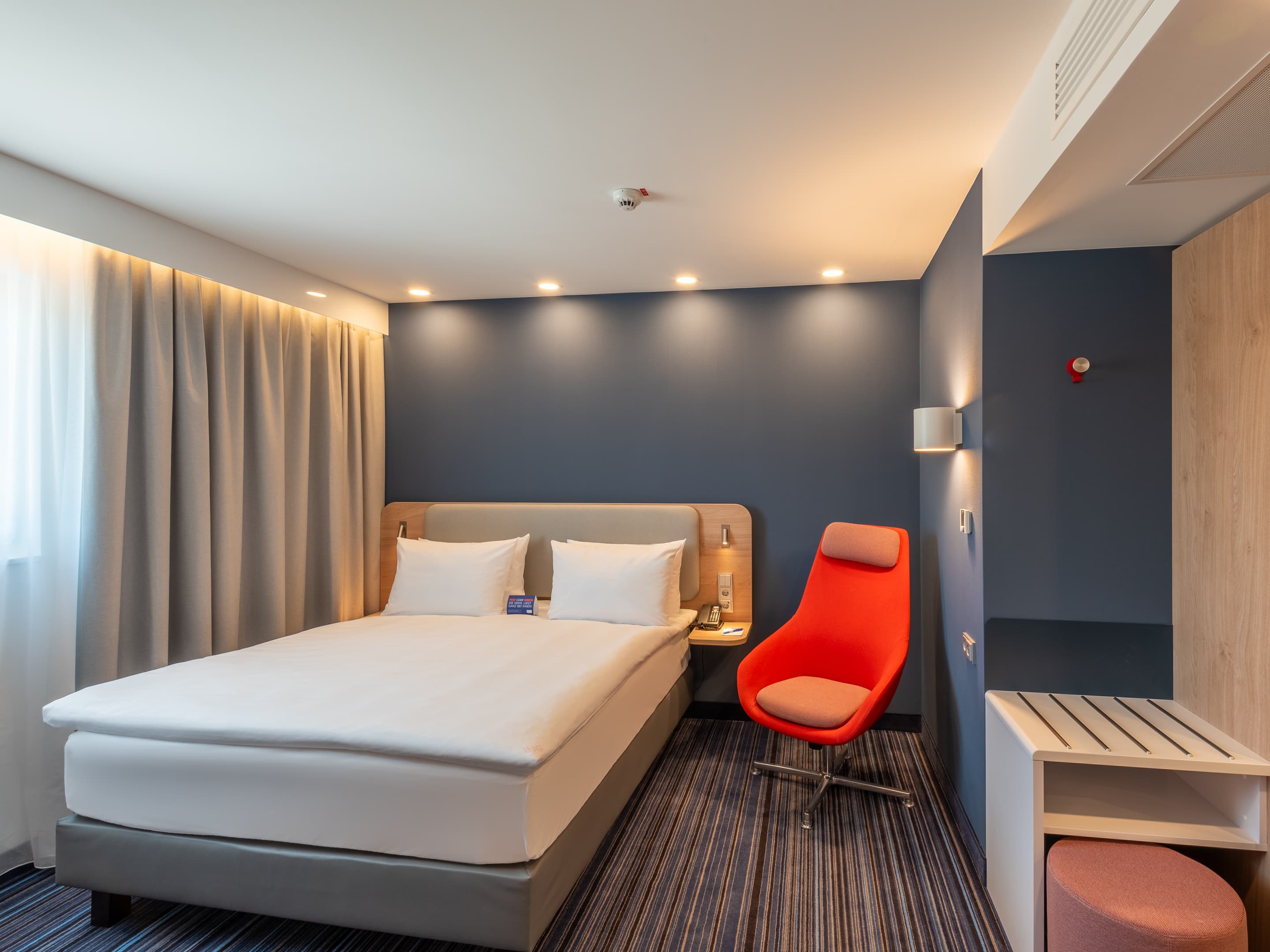 Bett, Fenster, Braun, Holz