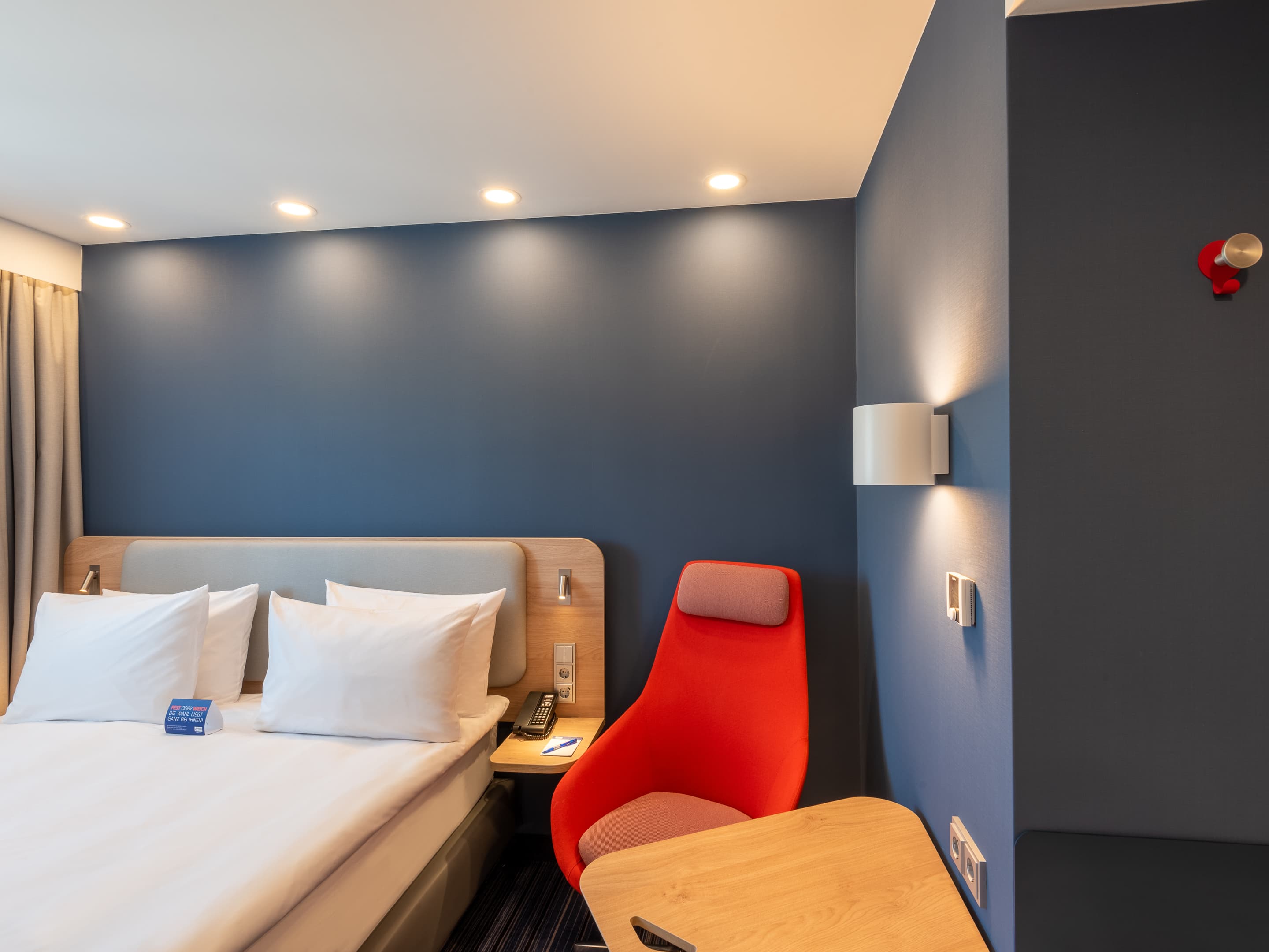 Bett, Fenster, Braun, Holz