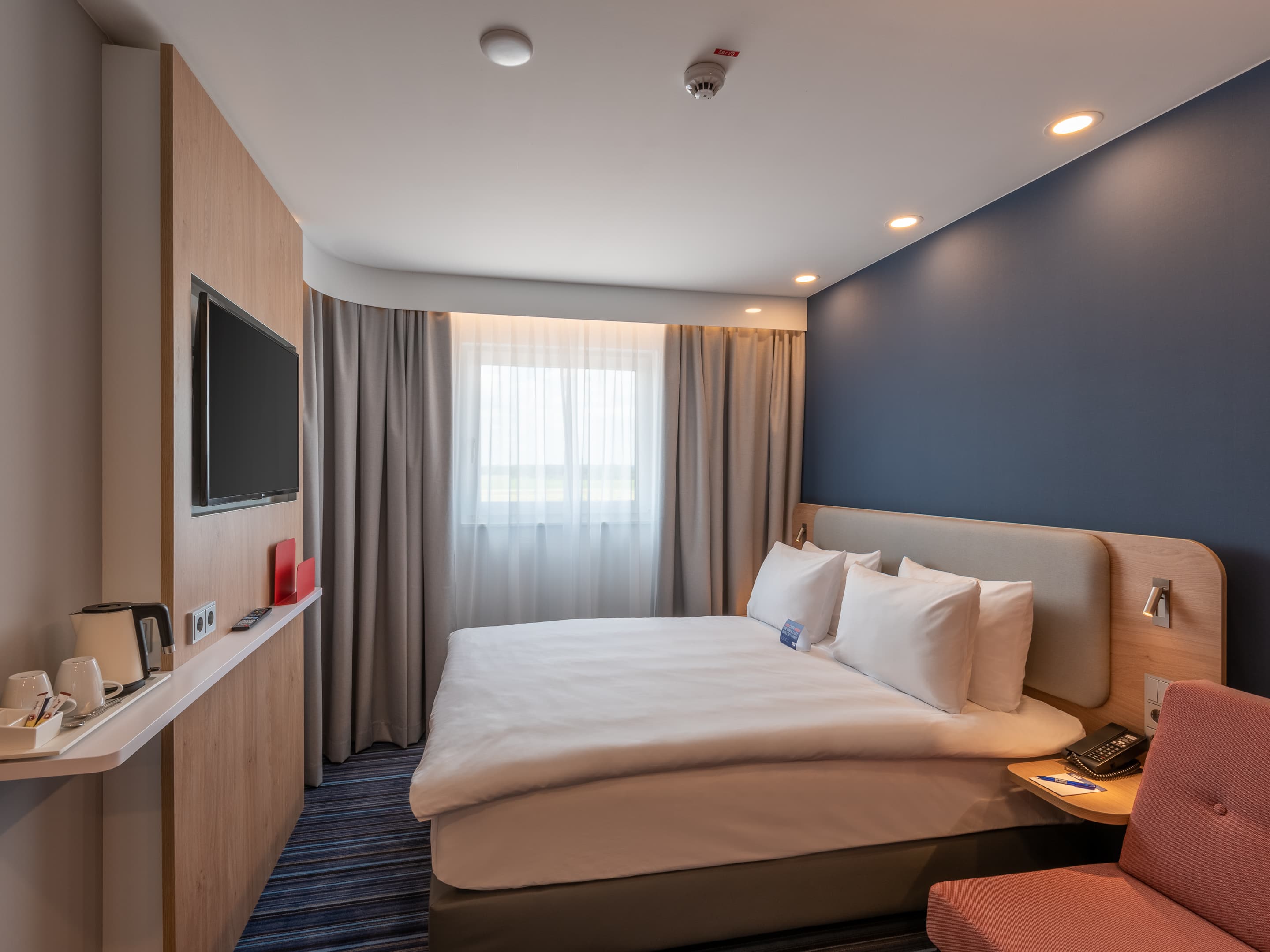 Bett, Fenster, Braun, Holz