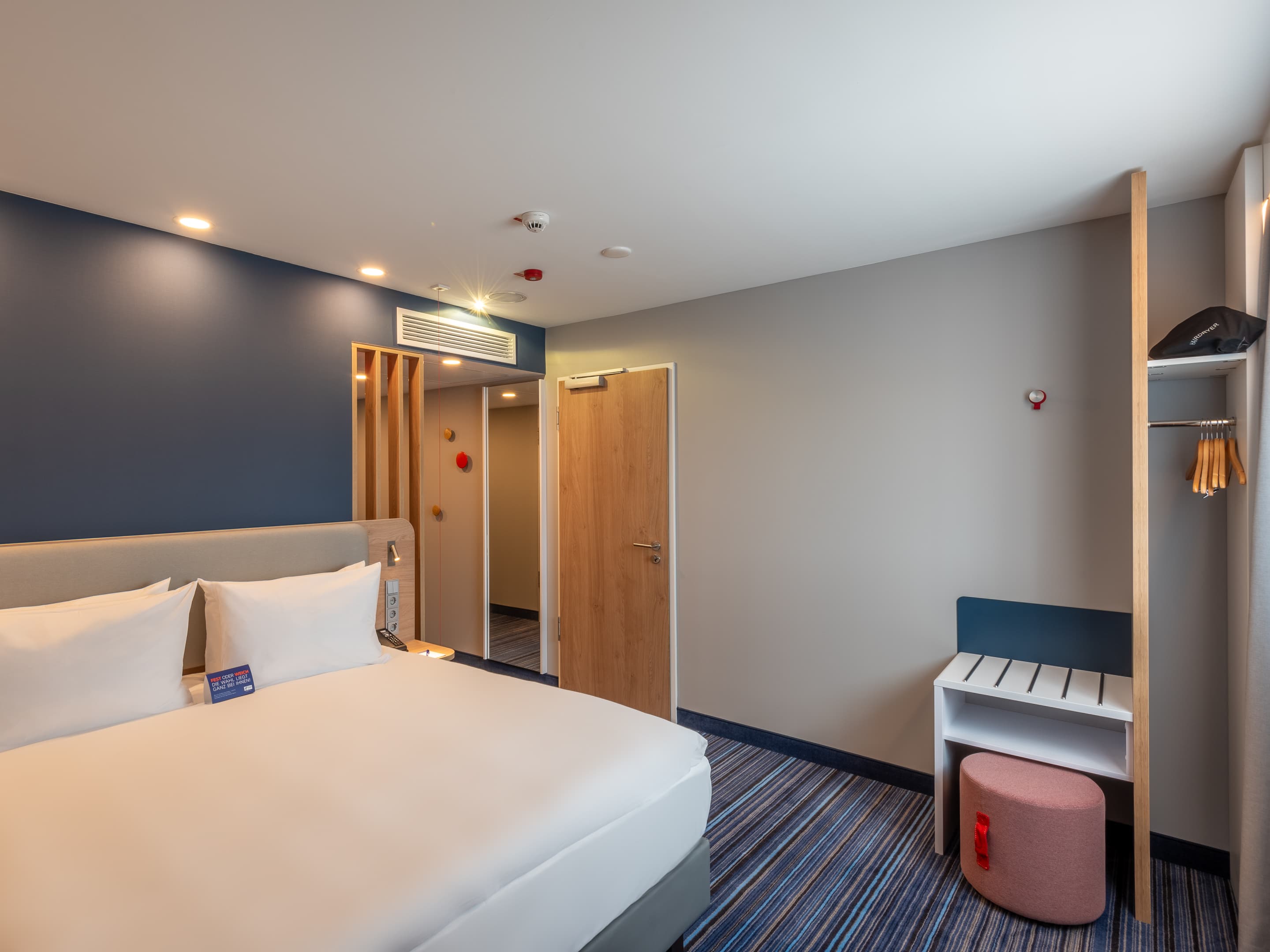 Bett, Fenster, Braun, Holz