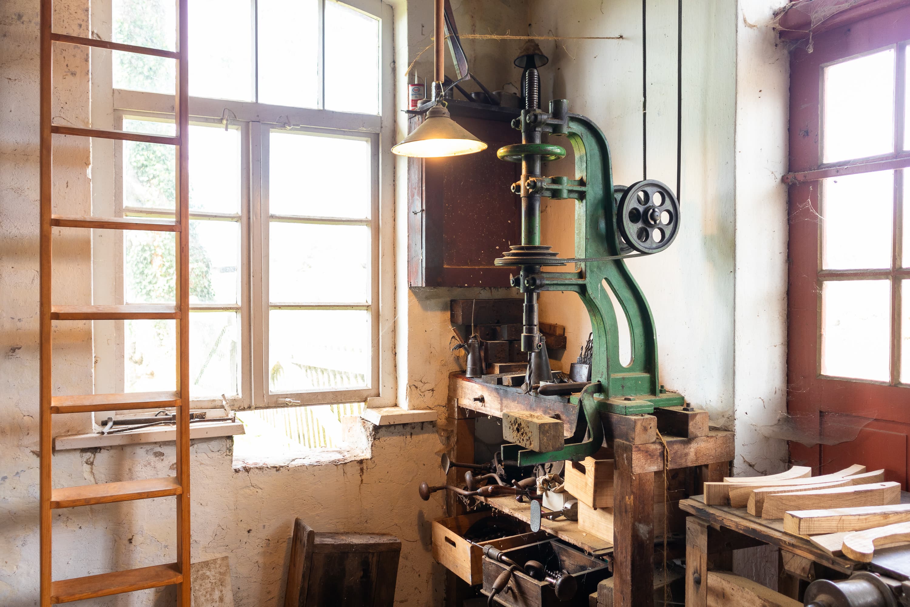 Alte Bohrmaschine in der Museumsstellmacherei Langenrehm