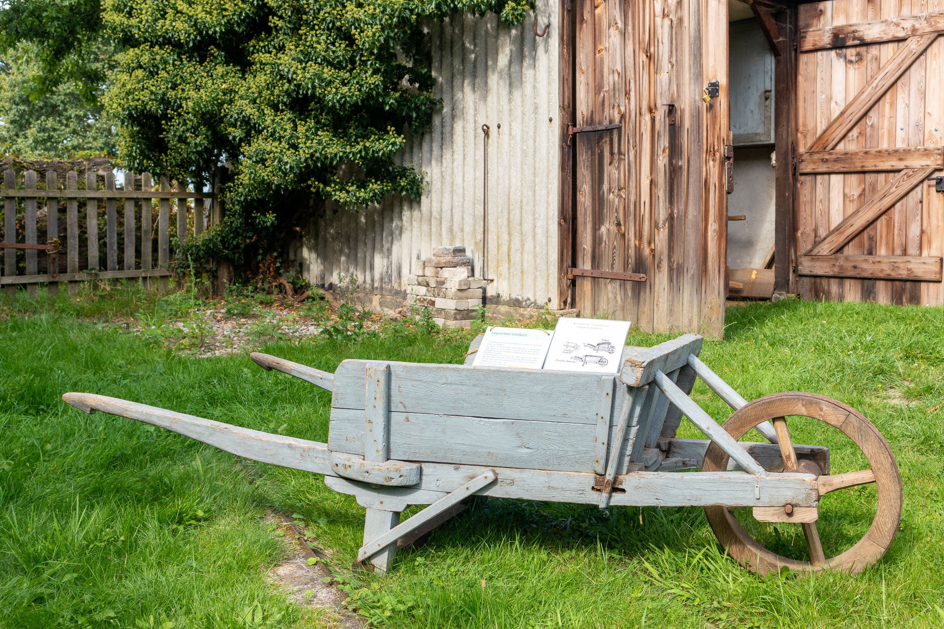 Schiebkarre aus der Stellmacherei Peters in der Museumsstellmacherei Langenrehm