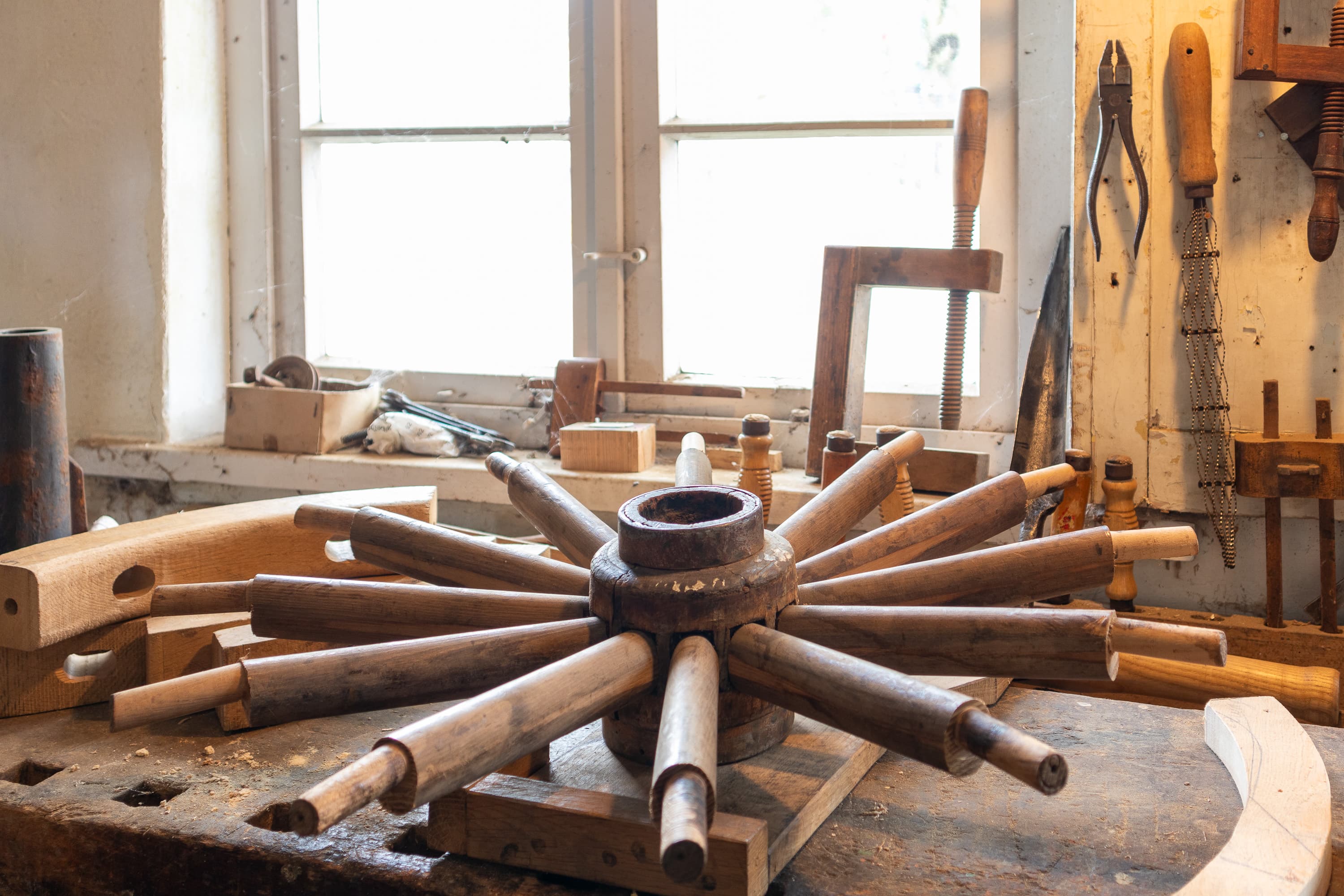 Speichenrad aus Holz im Aufbau in der Museumsstellmacherei Langenrehm