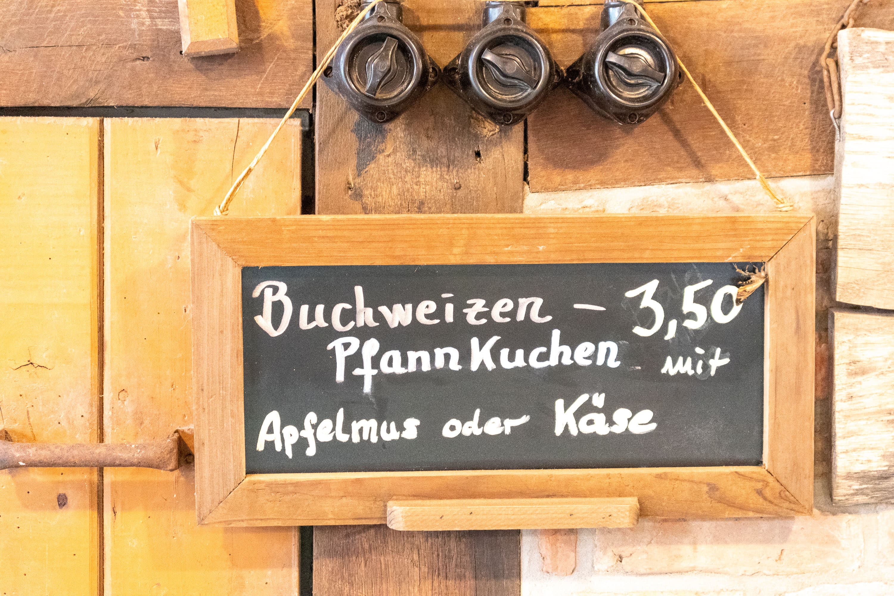 Schild mit der Aufschrift Buchweizen-Pfannkuchen