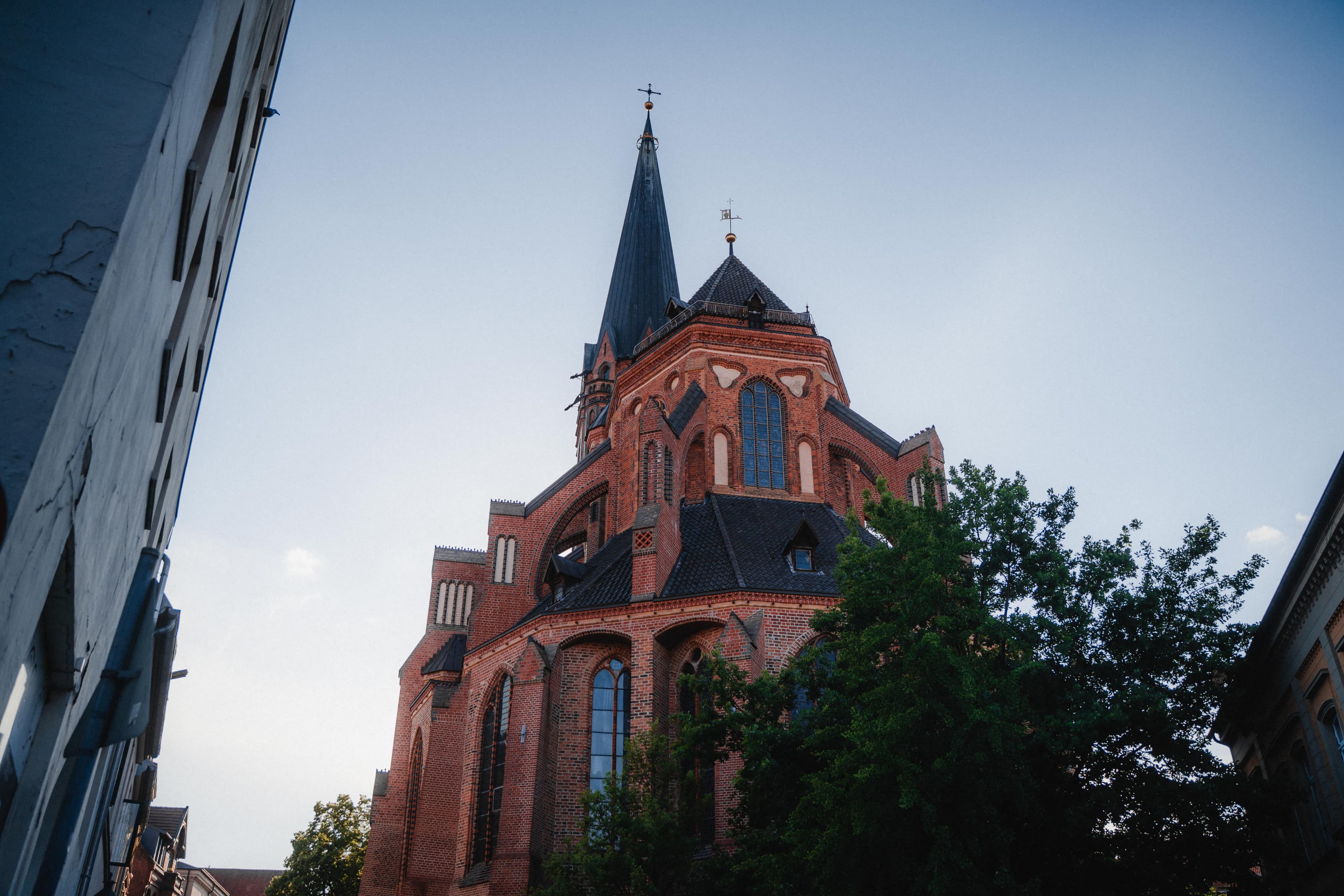 die St. Nicolaikirche Lüneburg hat einen schiefen turm