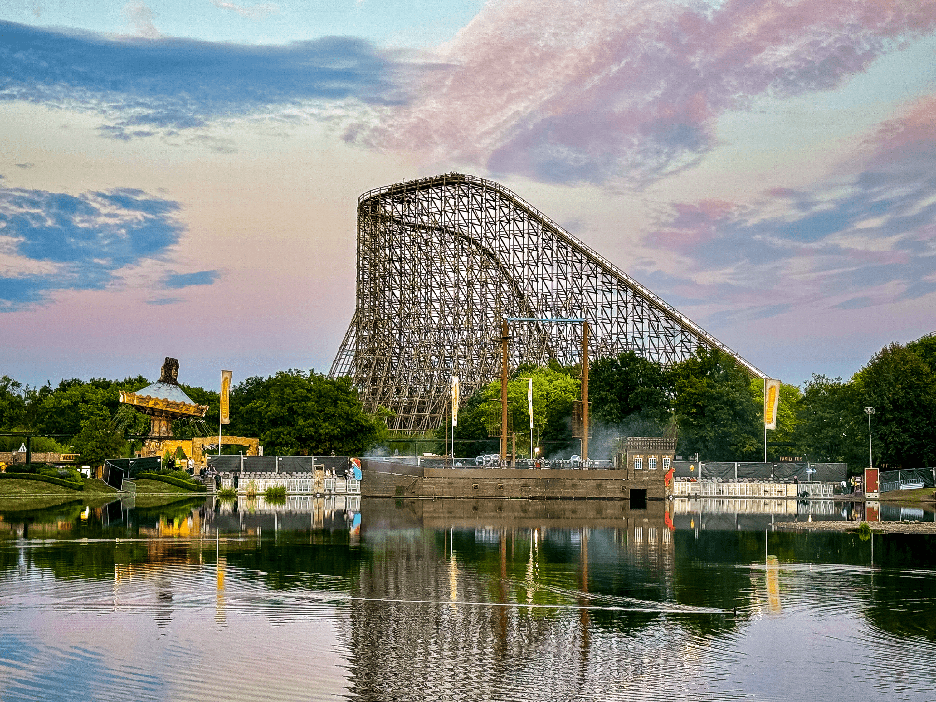 die berühmte achterbahn colossos im heide park