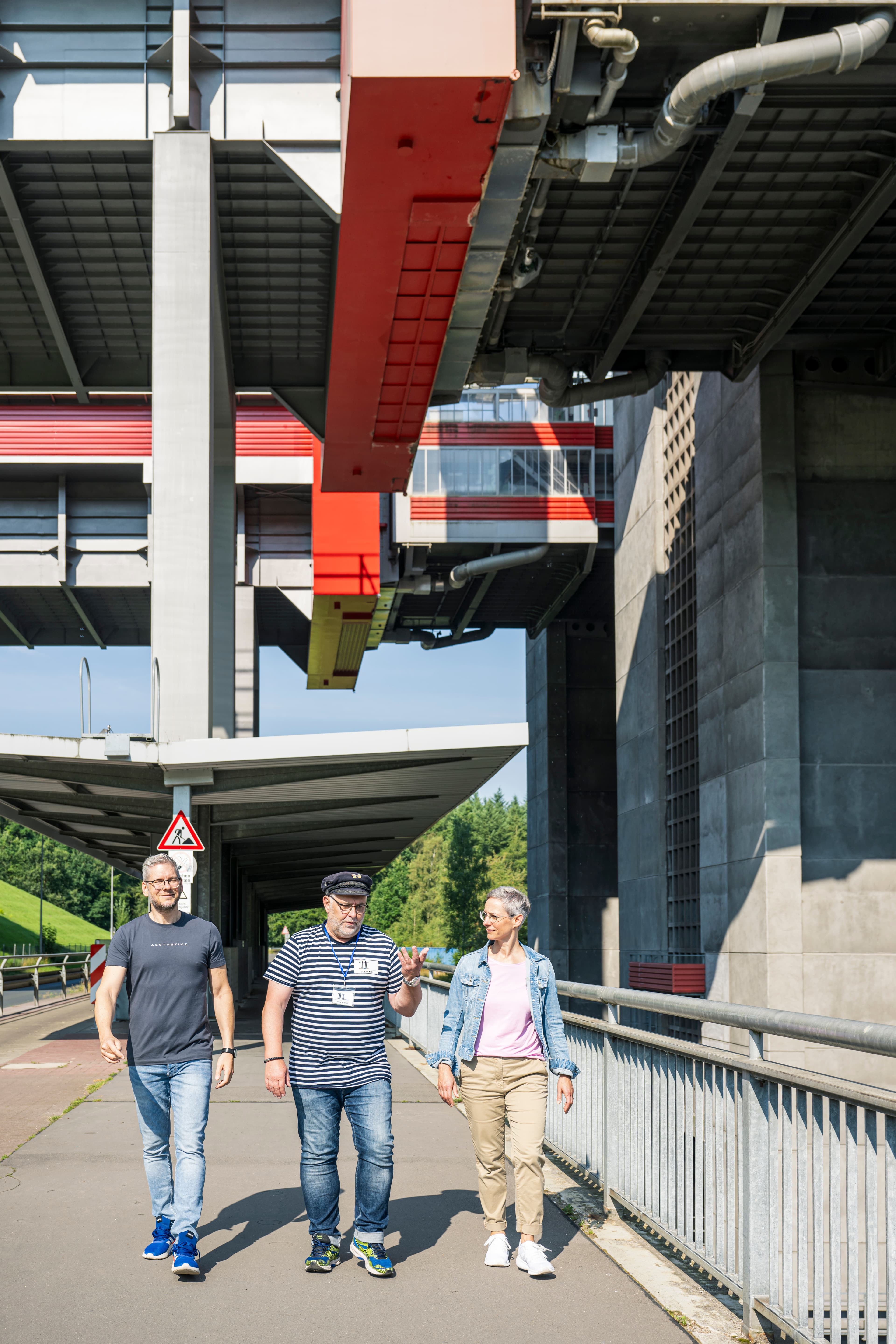 Führung am Schiffshebewerk ScharnebeckGuided tour of the Scharnebeck ship liftVisite guidée de l'ascenseur à bateaux de ScharnebeckRondleiding door de scheepslift van ScharnebeckGuidet tur i Scharnebeck skibselevator