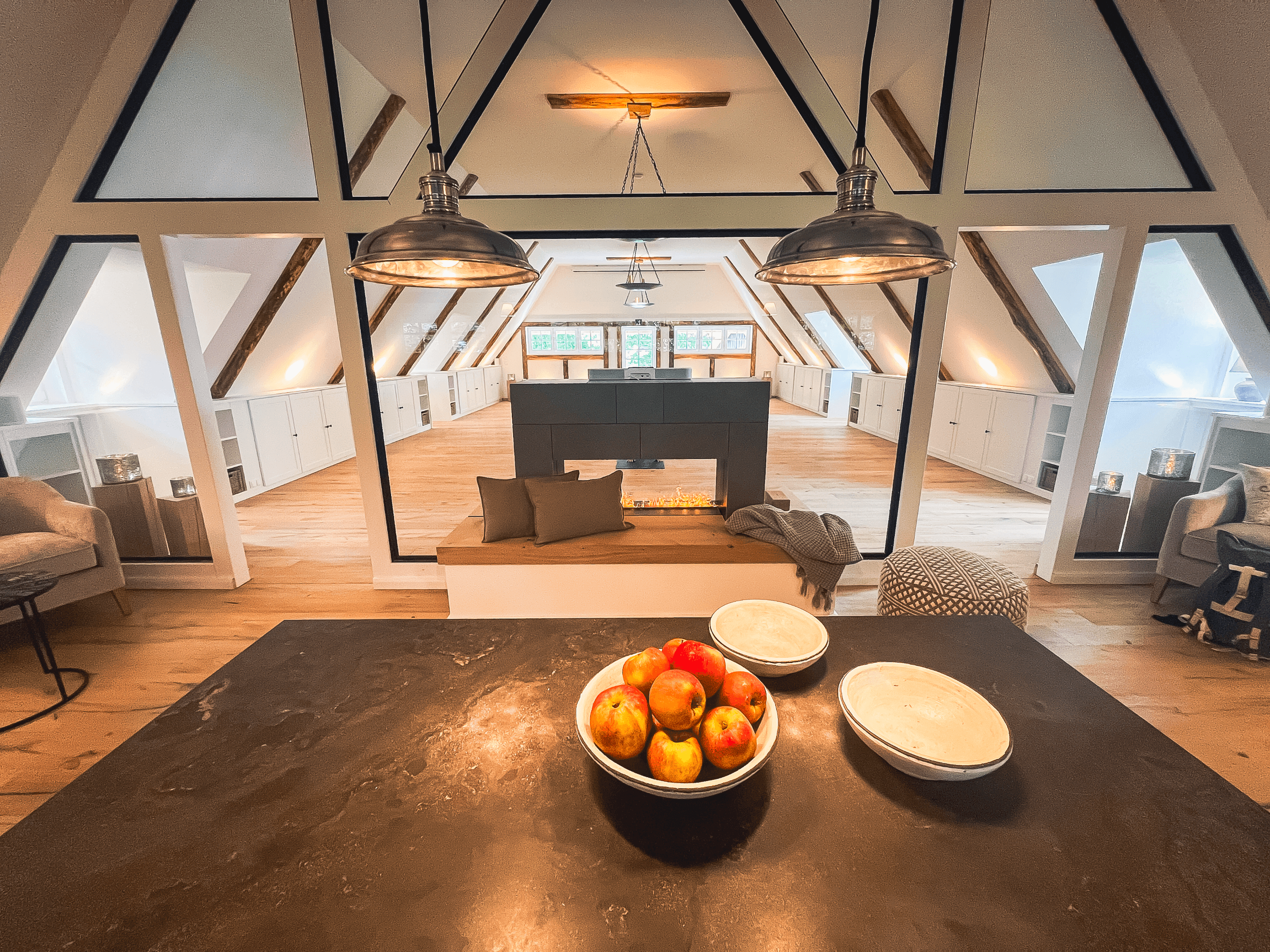 großer Yoga Raum unter Reet im Hotel stimbekhof für tolle yoga retreatmentslarge yoga room under thatch at Hotel stimbekhof for great yoga retreatsstort yogarum under stråtag på stimbekhof hotel til store yoga-retreatsgrote yogaruimte onder riet in het stimbekhof hotel voor geweldige yoga retreats