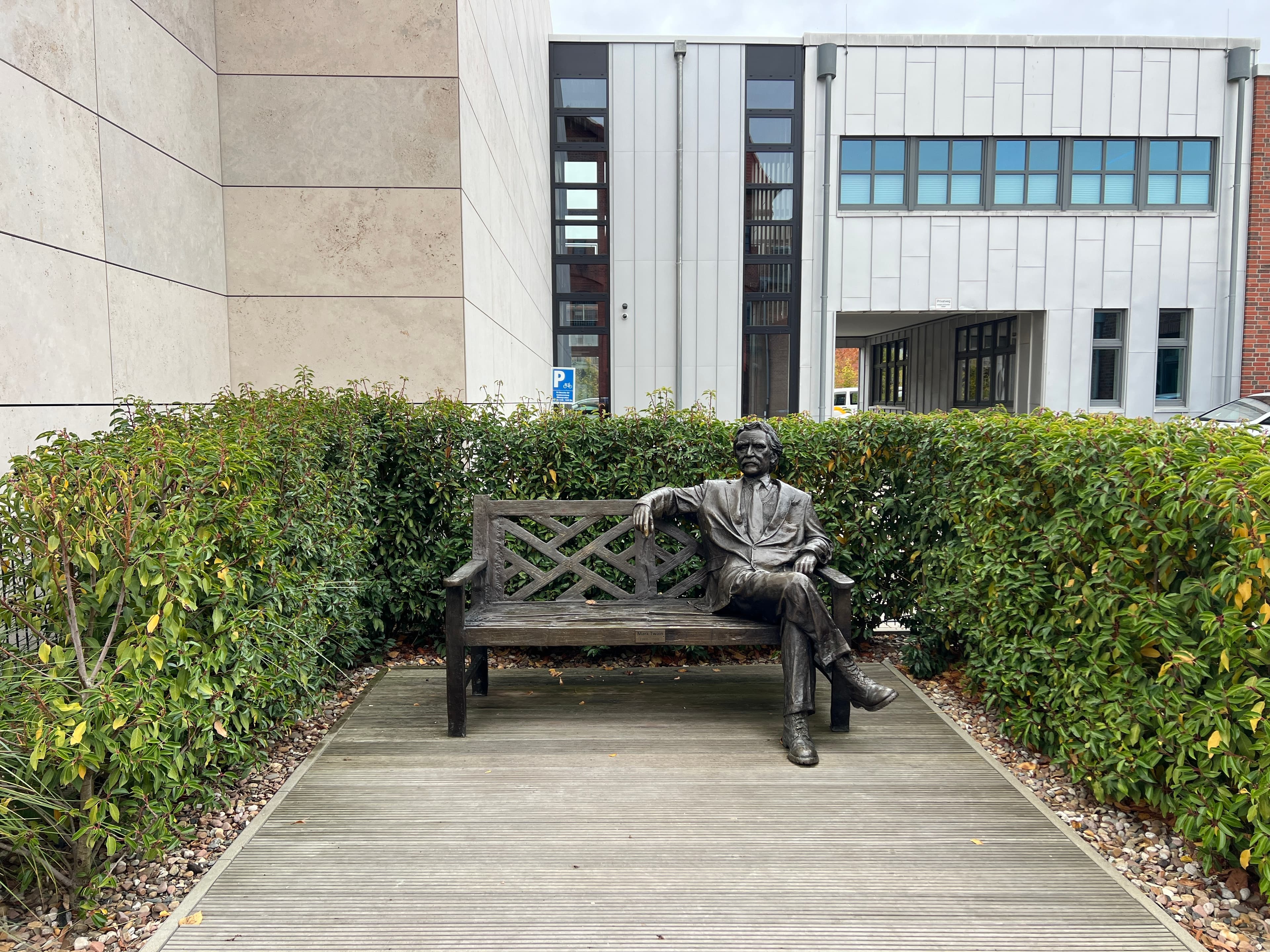 Skulptur von Mark Twain auf einer Bank