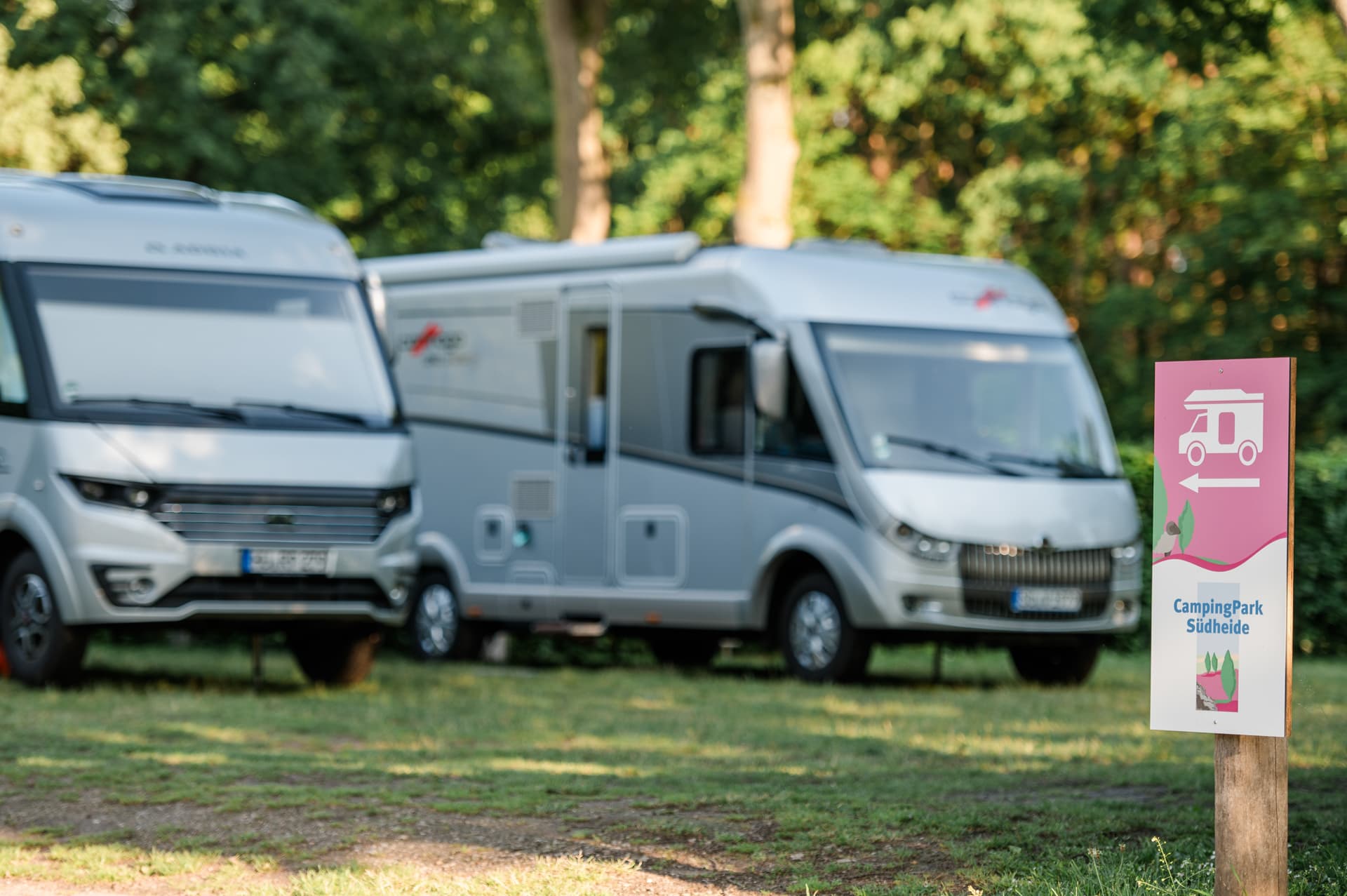 Wohnmobil-Stellplätze vor der Schranke Campingpark SüdheideMotorhome pitches in front of the barrier at Campingpark SüdheideAutocamperpladser foran bommen på Campingpark SüdheideCamperplaatsen voor de slagboom op Campingpark Südheide