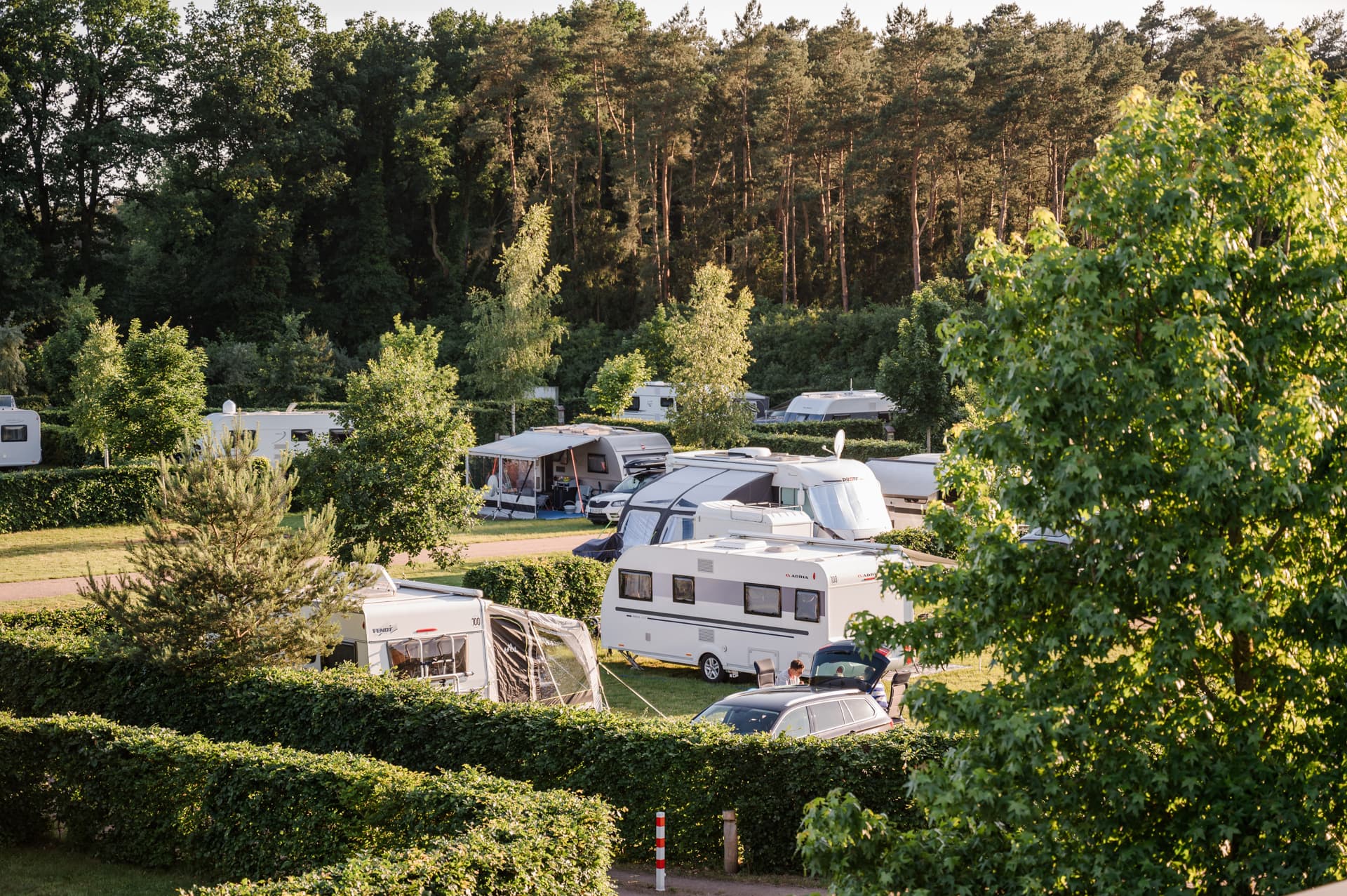 Blick auf Stellplätze von oben, Campingpark SüdheideView of pitches from above, Campingpark SüdheideUdsigt over pladserne fra oven, Campingpark SüdheideStandplaatsen van bovenaf gezien, Campingpark Südheide