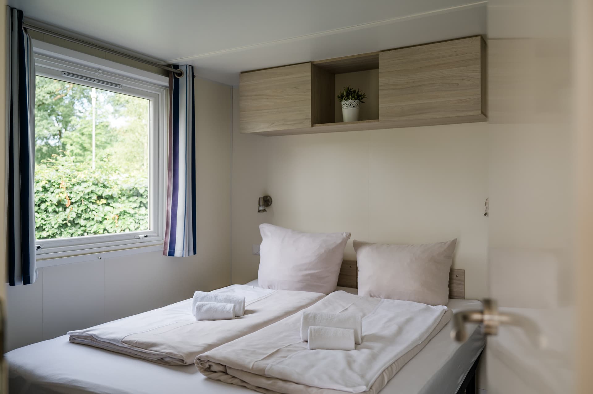 schlafzimmer im ferienhaus für 2 personen im campingpark südheidebedroom in vacation home for 2 persons at campingpark südheidesoveværelse i feriehus til 2 personer på campingpark südheideslaapkamer in vakantiehuis voor 2 personen op campingpark südheide