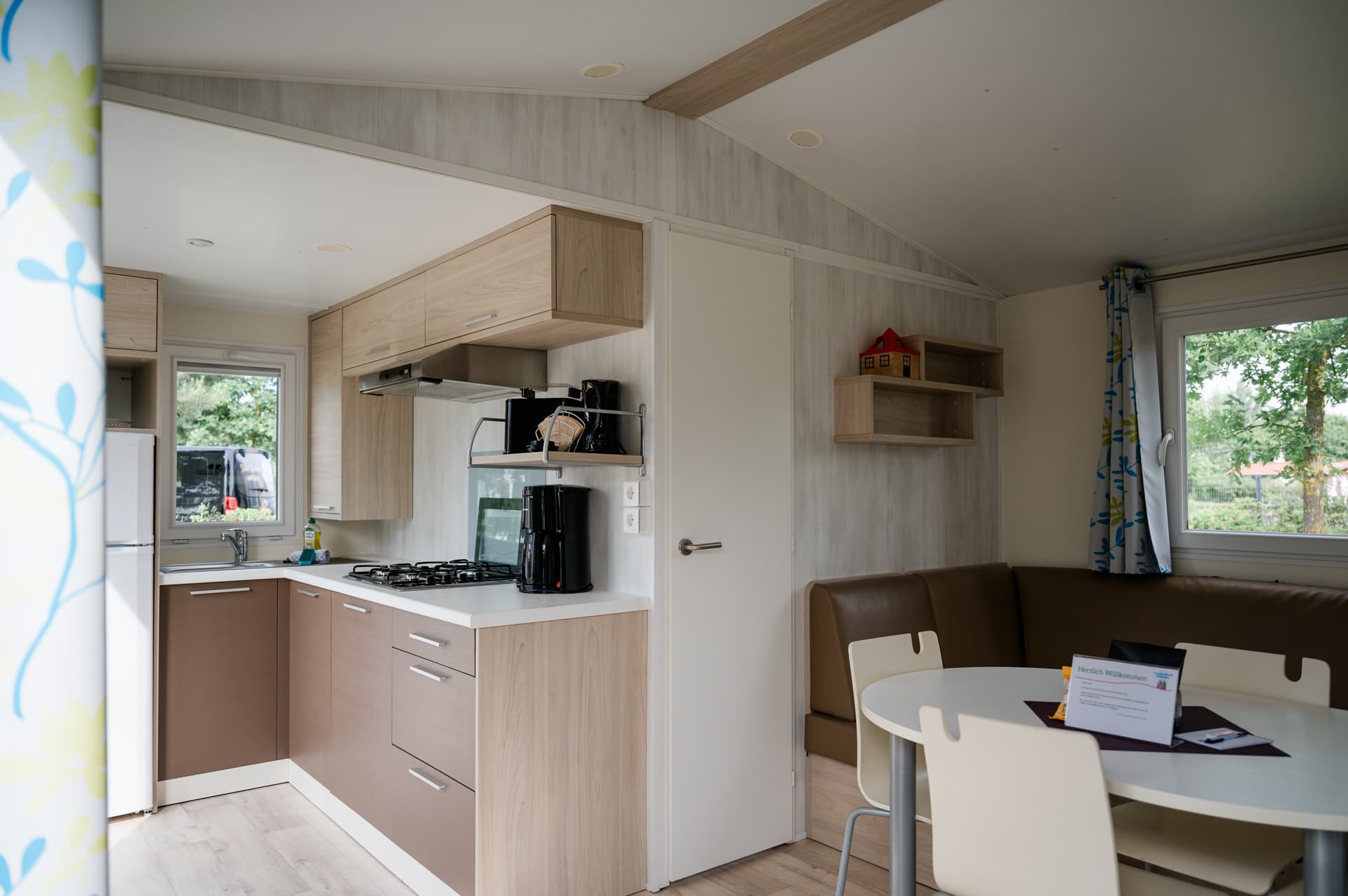 das chalet für 4 personen ist gut ausgestattet auf dem campingpark südheidethe chalet for 4 people is well equipped at campingpark südheidehytten til 4 personer er veludstyret på campingparken südheidehet chalet voor 4 personen is van alle gemakken voorzien op campingpark südheide