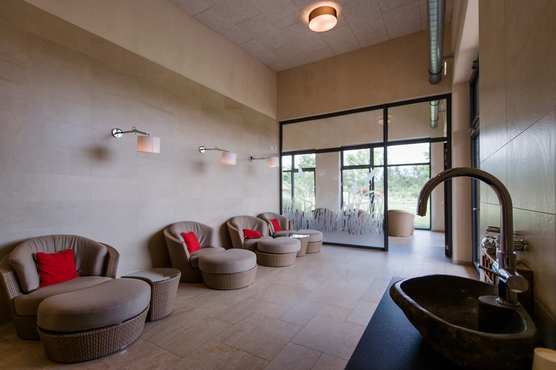 Ruhebereich in dem Saunalandschaft vom Duschhaus 3Relaxation area in the sauna area of shower house 3Afslapningsområde i saunaområdet i brusehus 3Ontspanningsruimte in het saunagedeelte van douchehuis 3