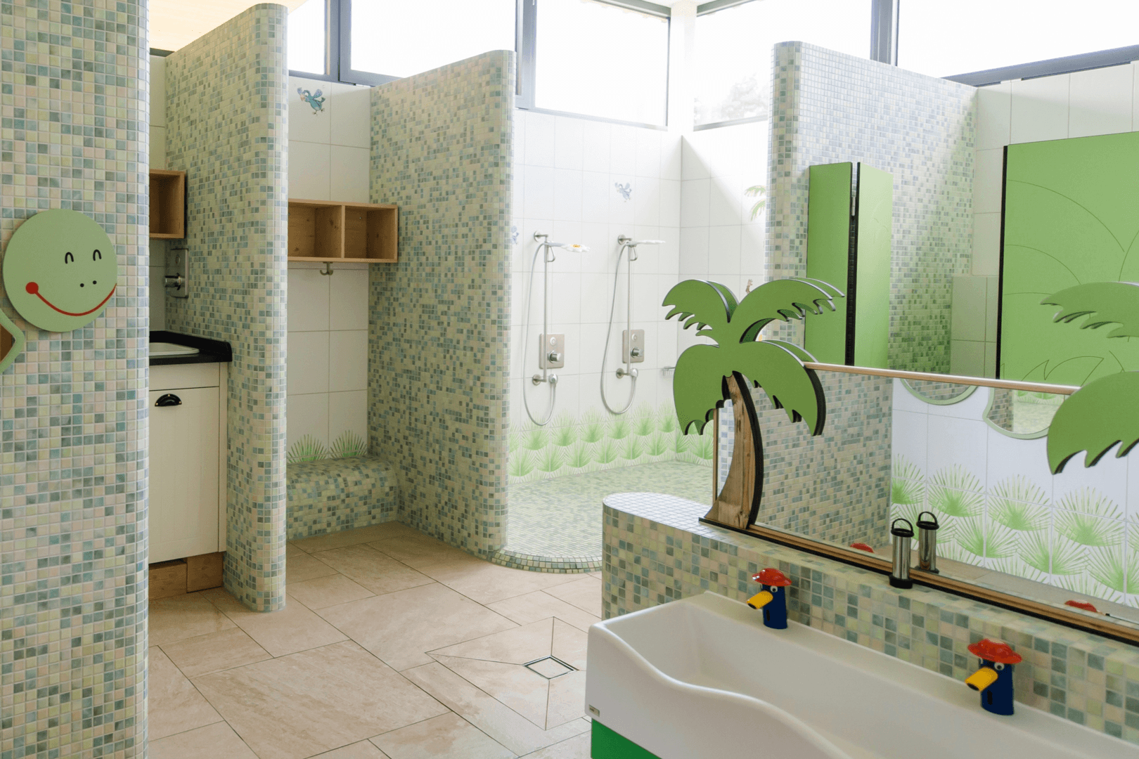 toller kinderbereich mit bad im campingpark südheidegreat children's area with pool at campingpark südheidestort børneområde med pool på campingpark südheidegroot kindergedeelte met zwembad op campingpark südheide