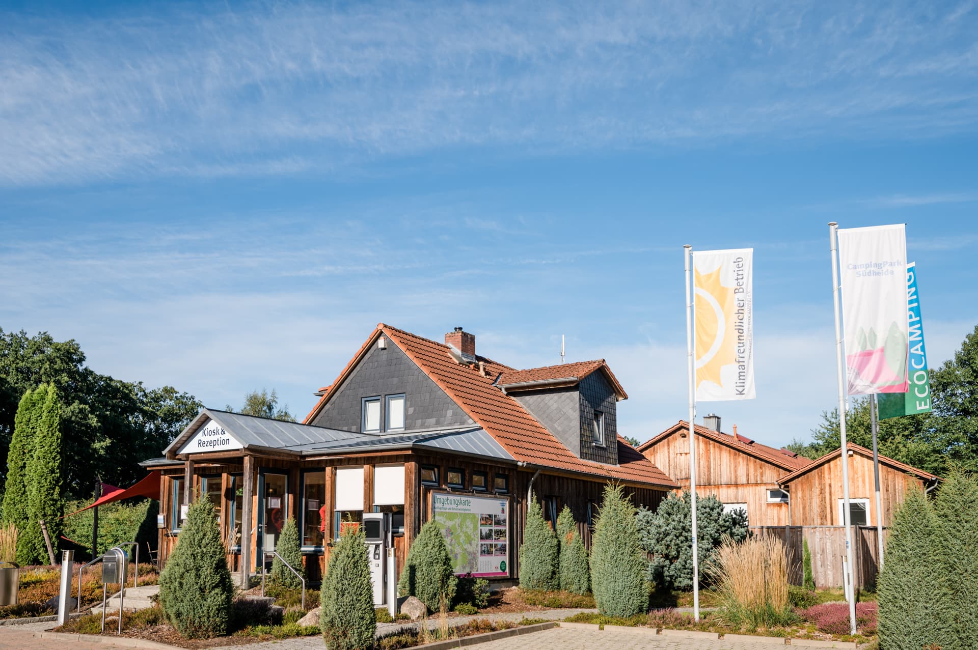 check in an der rezeption des campingplatzes in der südheidecheck in at the reception of the campsite in the südheidecheck ind i receptionen på campingpladsen på den sydlige hedeinchecken bij de receptie van de camping op de zuidelijke heide